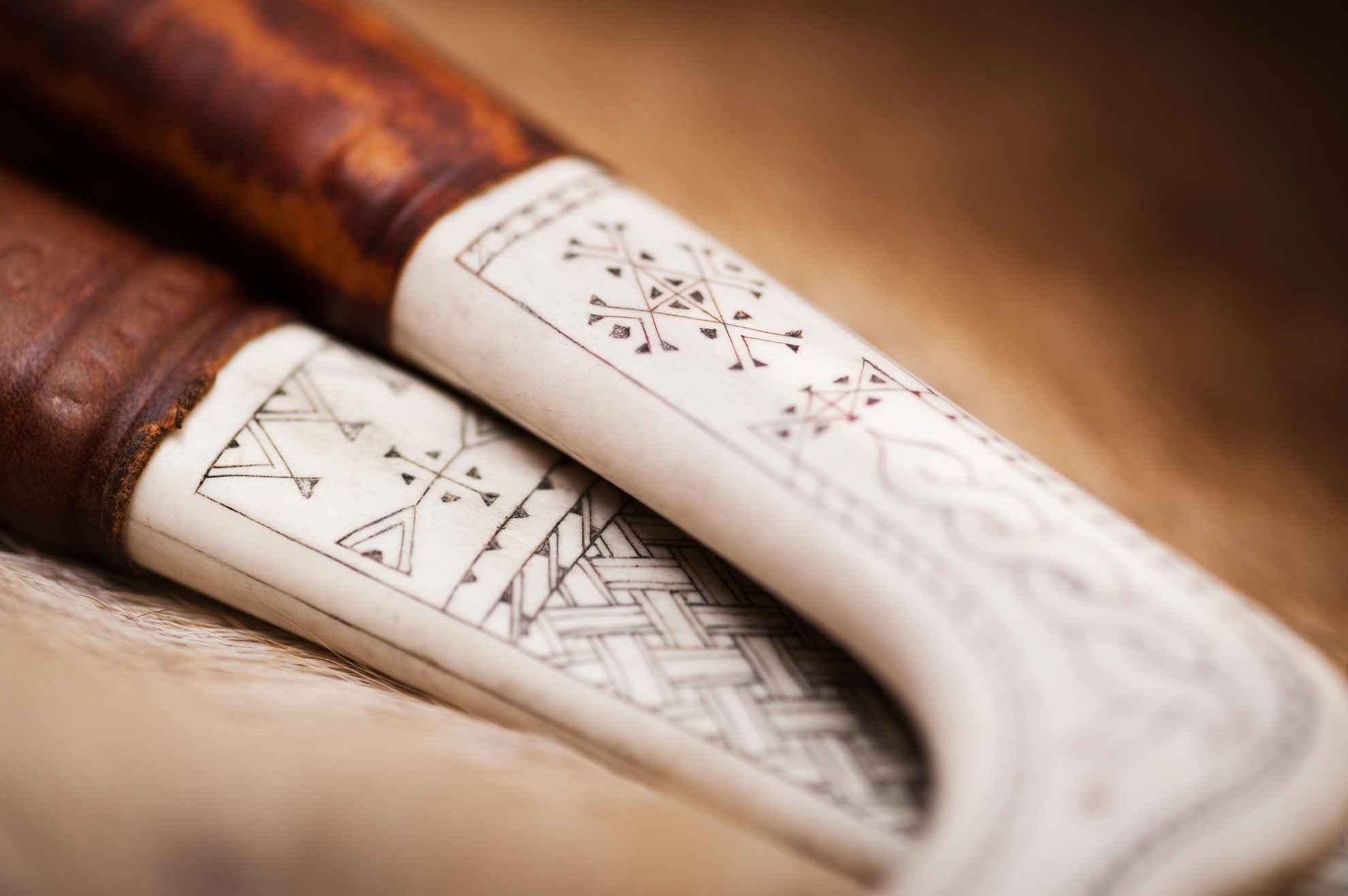 Gros plan sur deux couteaux samis traditionnels. Fabriqués à la main avec un manche en corne de renne orné de sculptures traditionnelles samies.