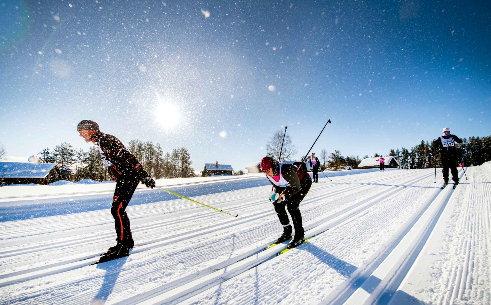 Skieurs de fond participant à la Vasaloppet par une journée ensoleillée.