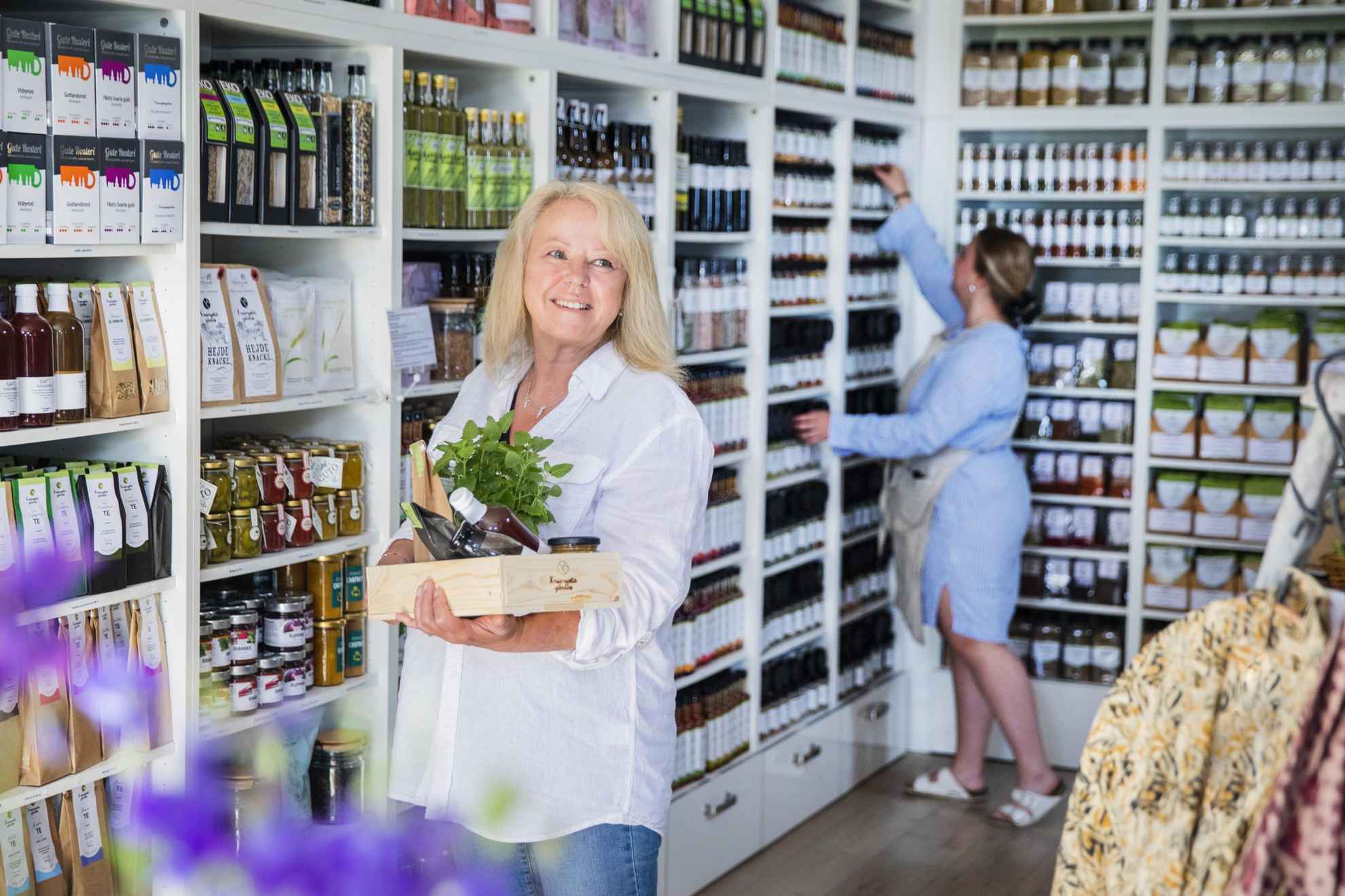 Deux femmes dans une boutique avec des produits locaux.