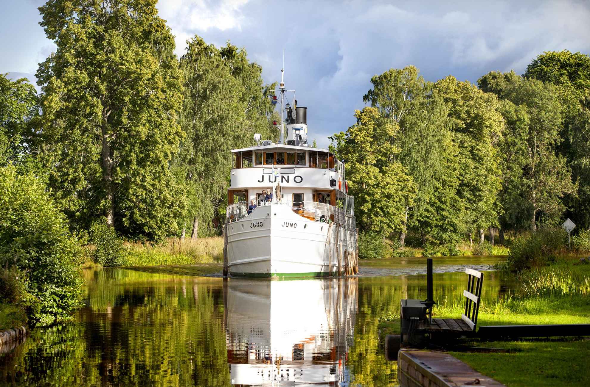 Faire du bateau sur le canal Göta dans l'Ouest de la Suède