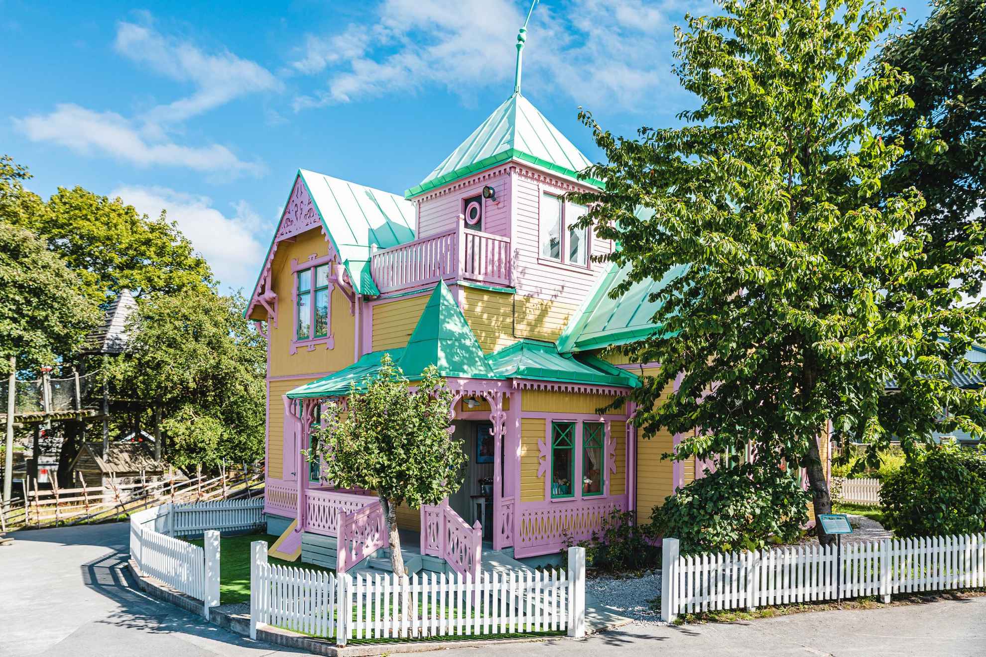 Une maison en bois jaune avec des finitions rose comme dans le livre de Fifi Brindacier.