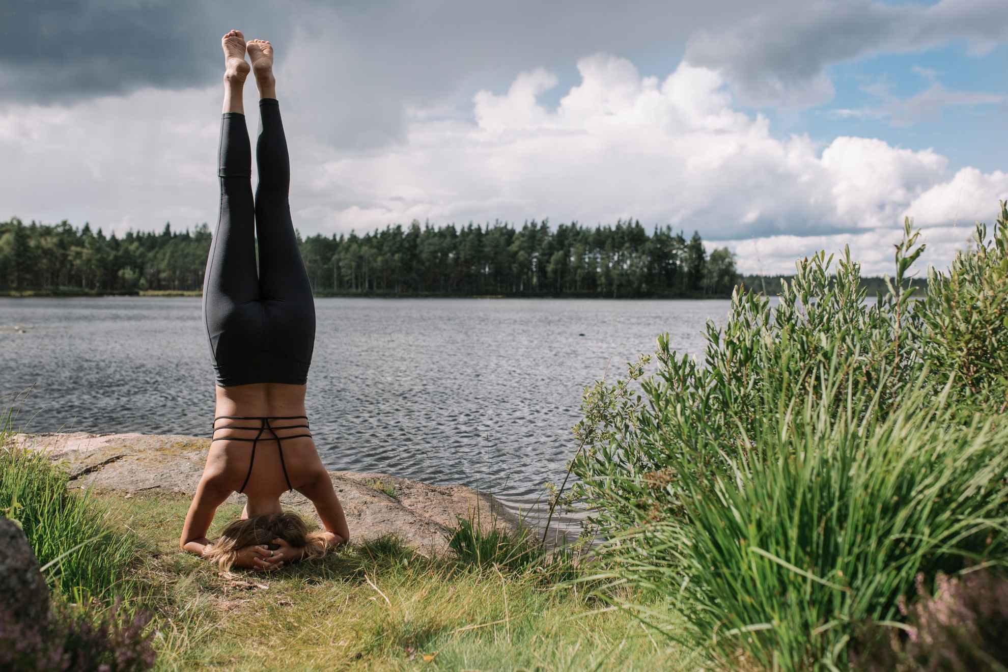 Yoga au bord du lac