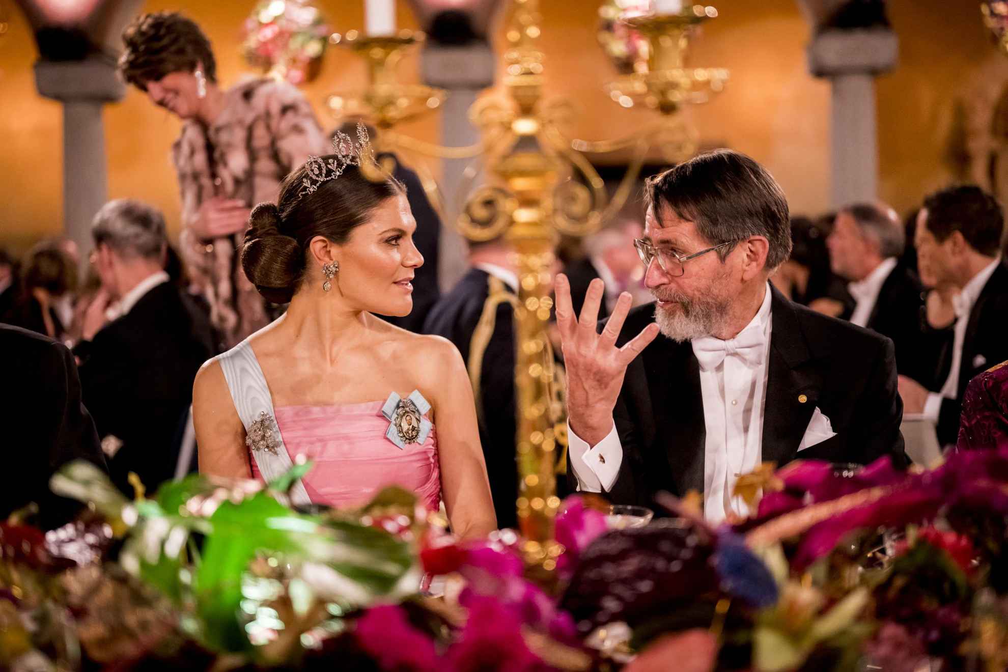 La princesse héritière Victoria a une conversation avec l'homme assis à côté d'elle pendant le banquet du prix Nobel.