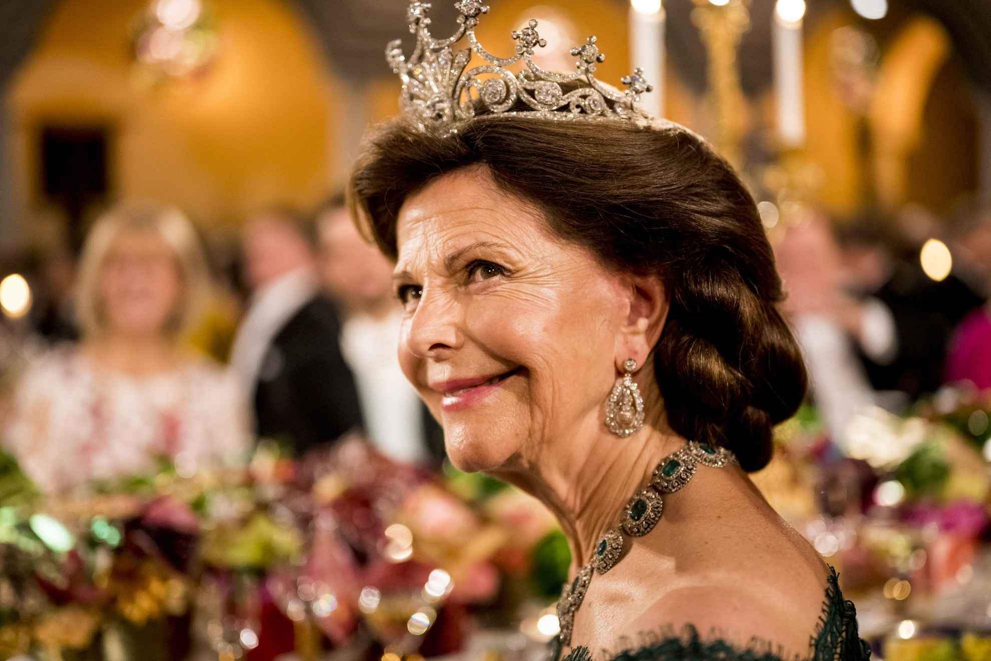 Une photo de Silvia, la reine de Suède, au banquet du prix Nobel.