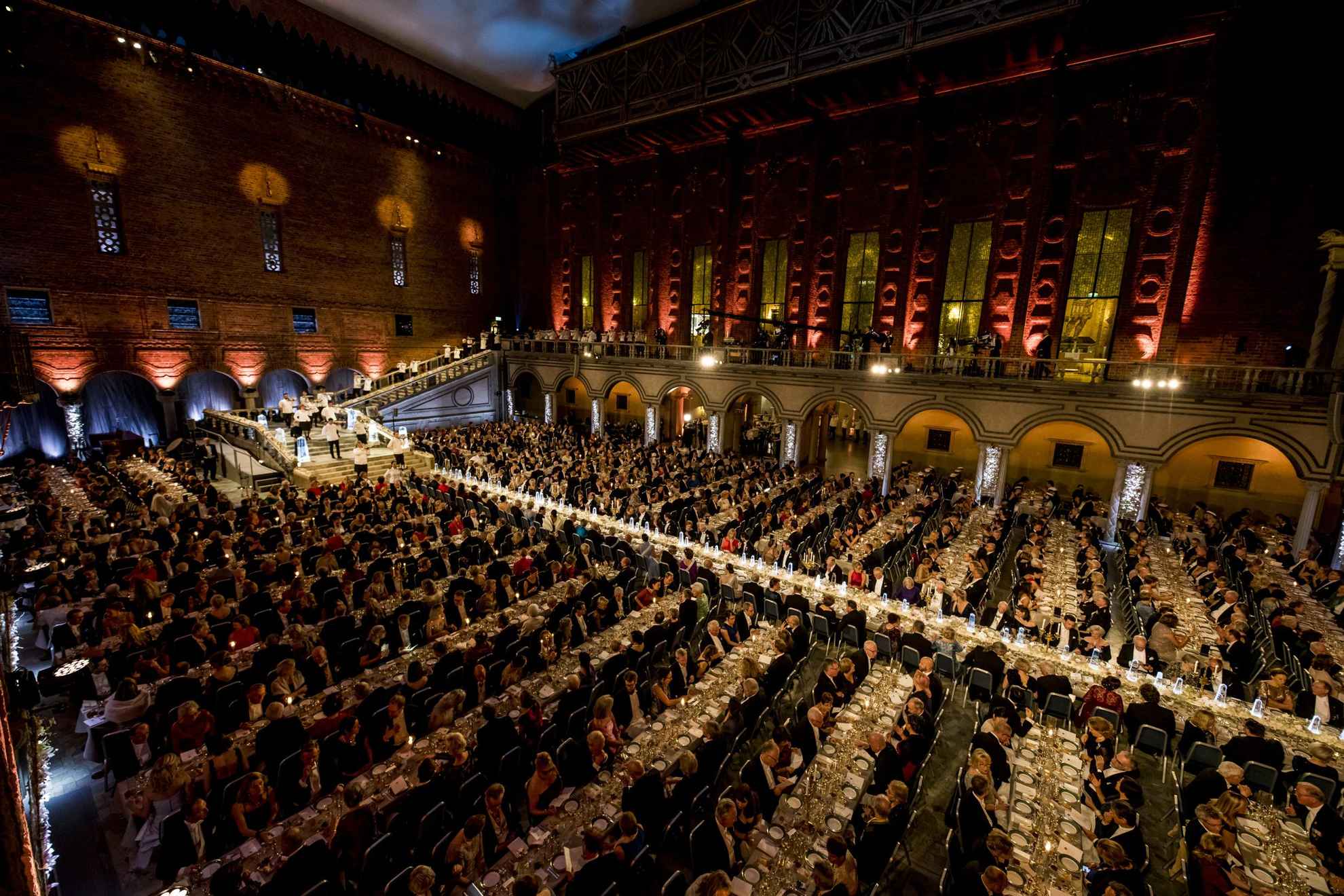Une immense salle avec plusieurs tables avec des invités lors du banquet Nobel.