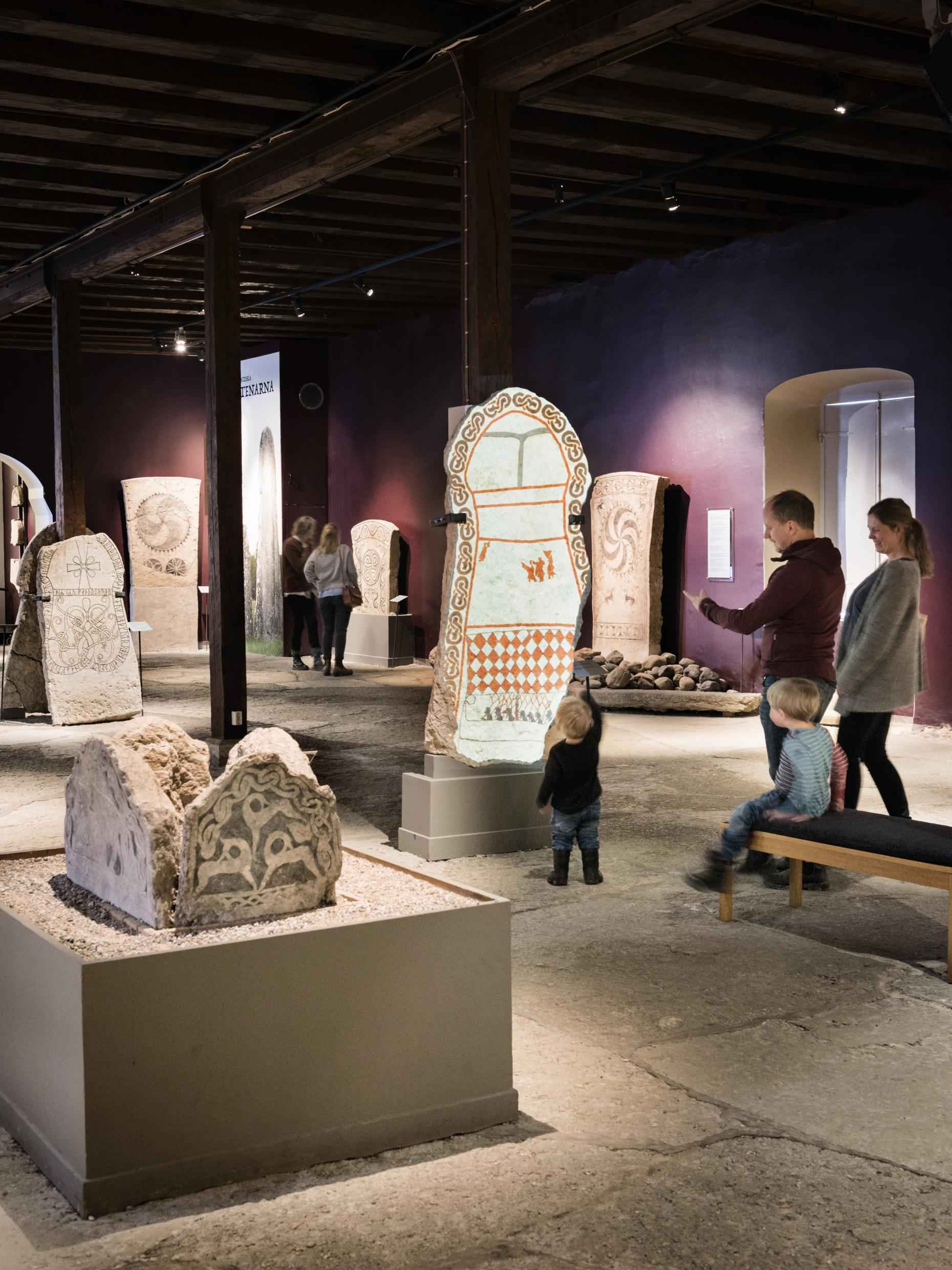 Une salle d'exposition du musée de Gotland avec des pierres runiques.