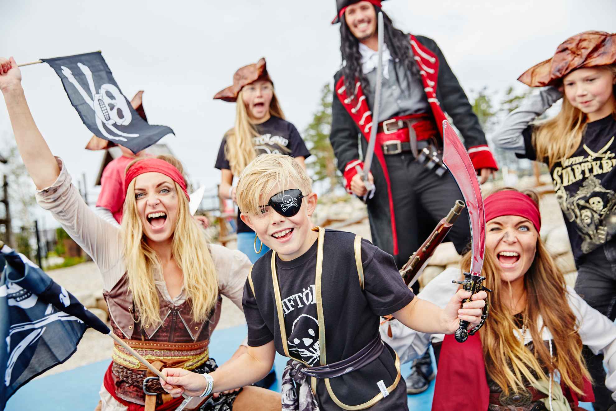 Des enfants et des jeunes sont déguisés en pirates à Daftöland à Strömstad