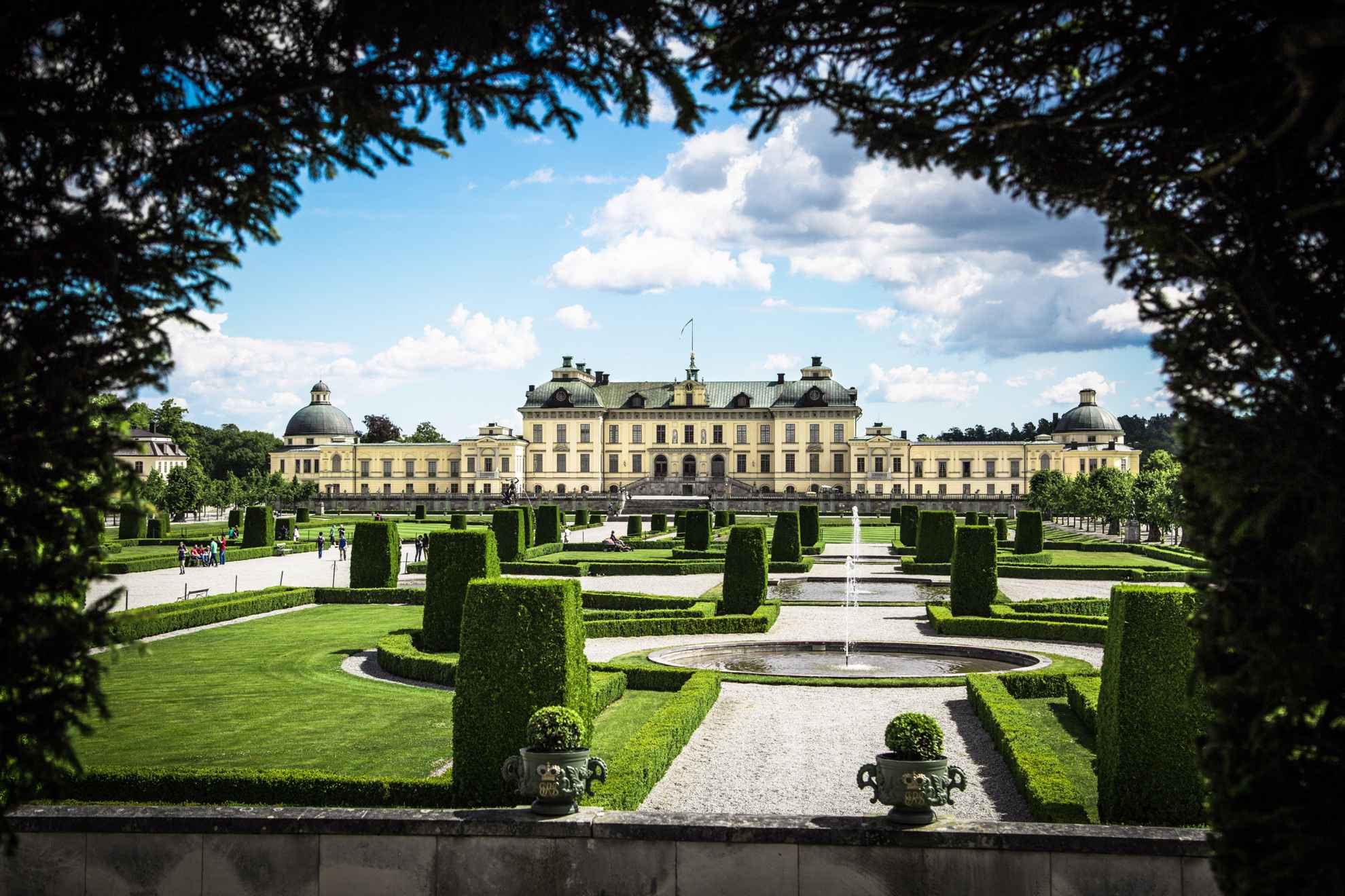 Le Palais de Drottningholm et ses jardins en été