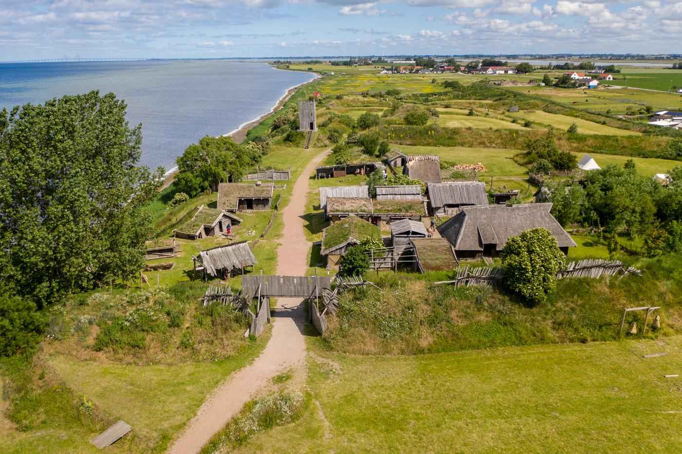 Vue aérienne d'un village viking situé au bord de la mer.