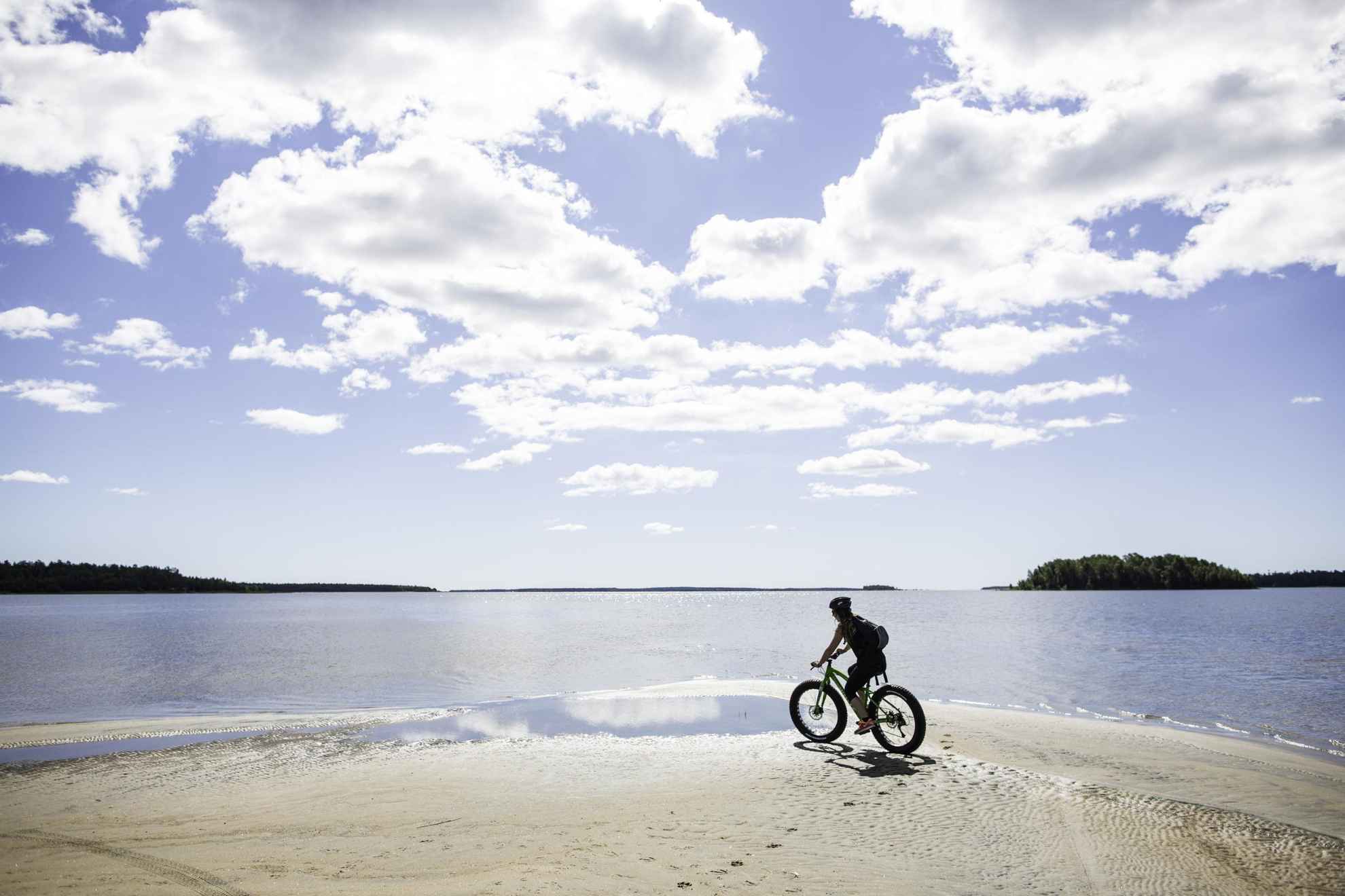 Faire du vélo dans l'archipel de la baie de Botnie en Laponie suédoise