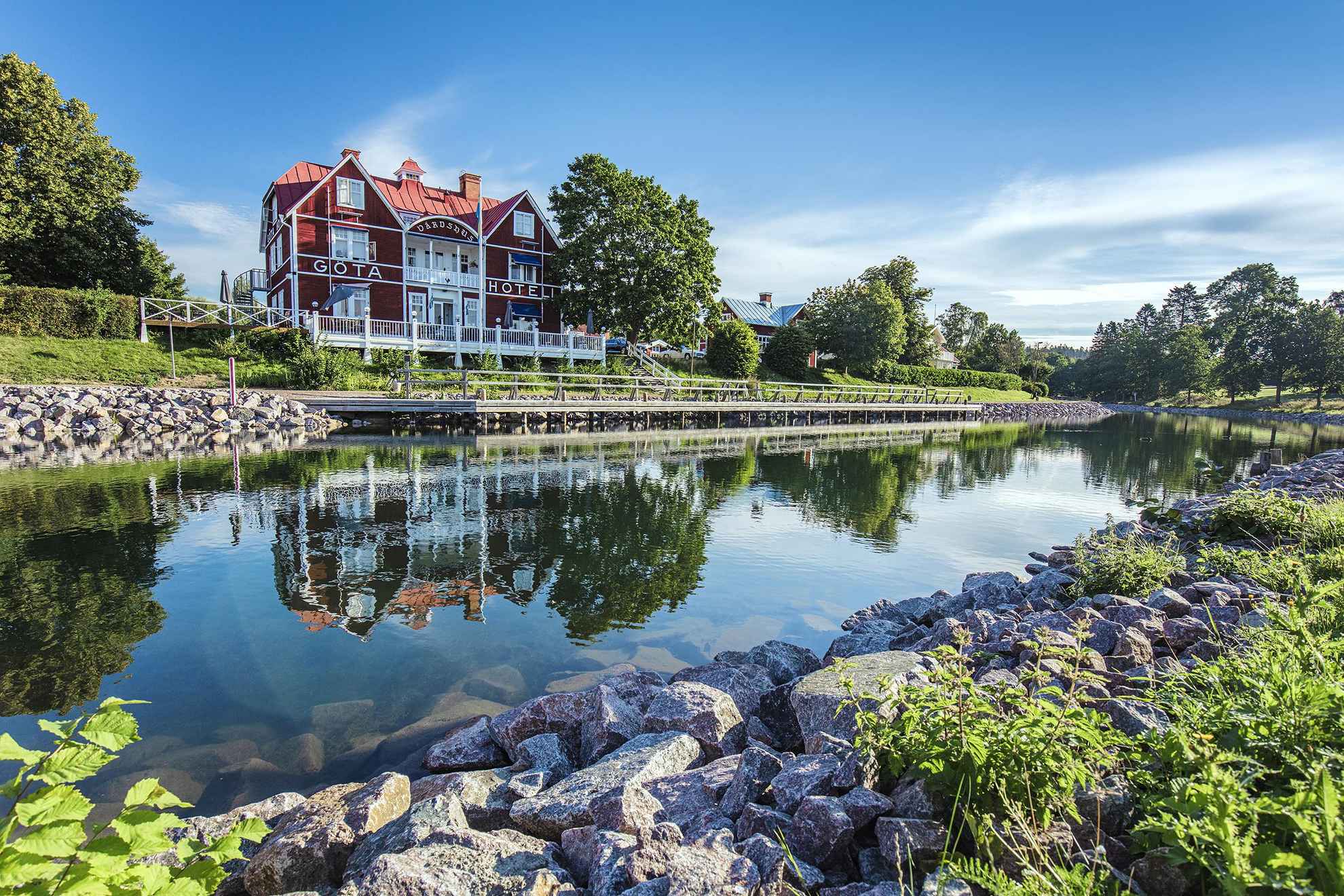 La maison en bois rouge de l'hôtel Göta située à côté du canal Göta.