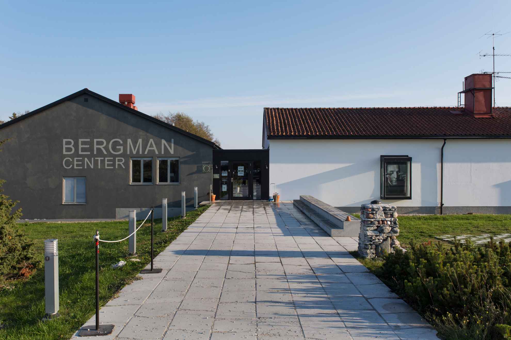 ""Bergman center" est inscrit sur un bâtiment gris à côté d'un bâtiment blanc.