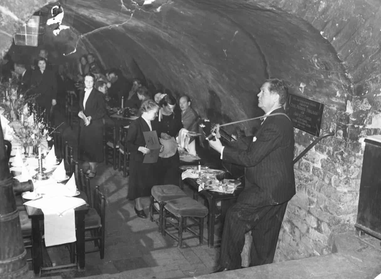 Une ancienne photographie en noir et blanc du restaurant Den Gyldene Freden à Stockholm.