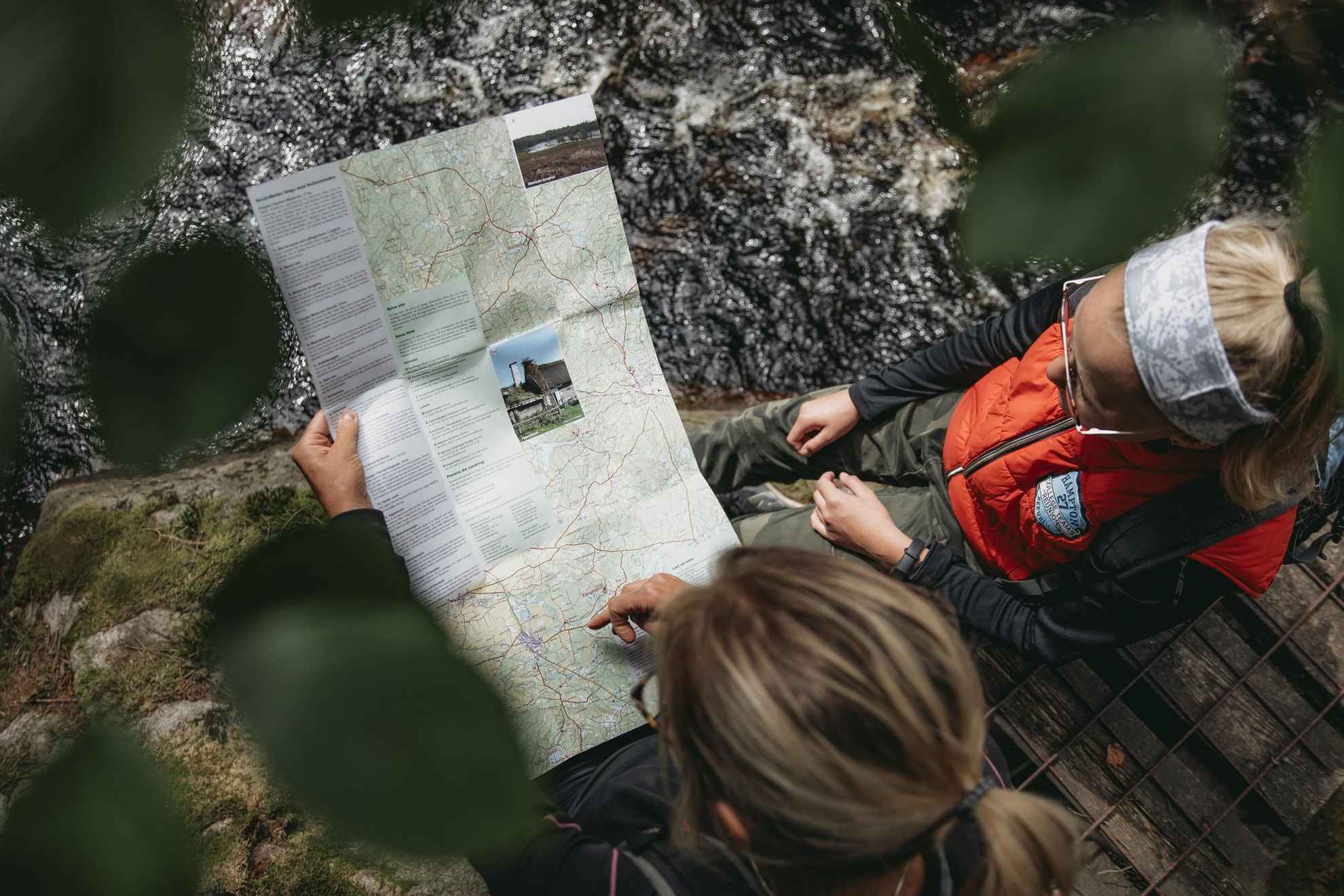 Repérage sur la carte au cours d'une randonnée sur le sentier de Halland