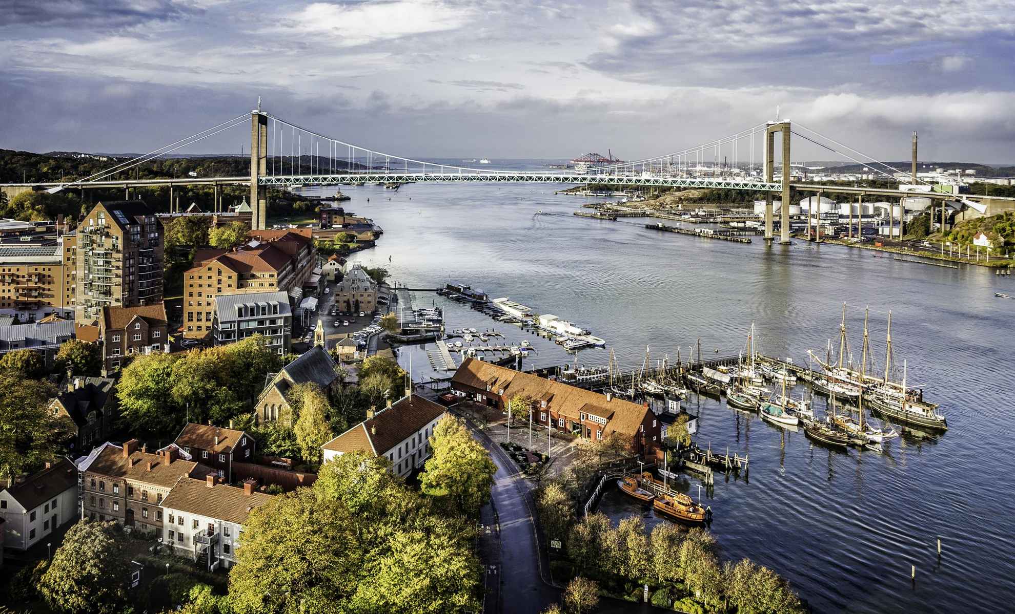 Vue panoramique sur le port de Göteborg avec le pont Älvsborg traversant la rivière Göta Älv.