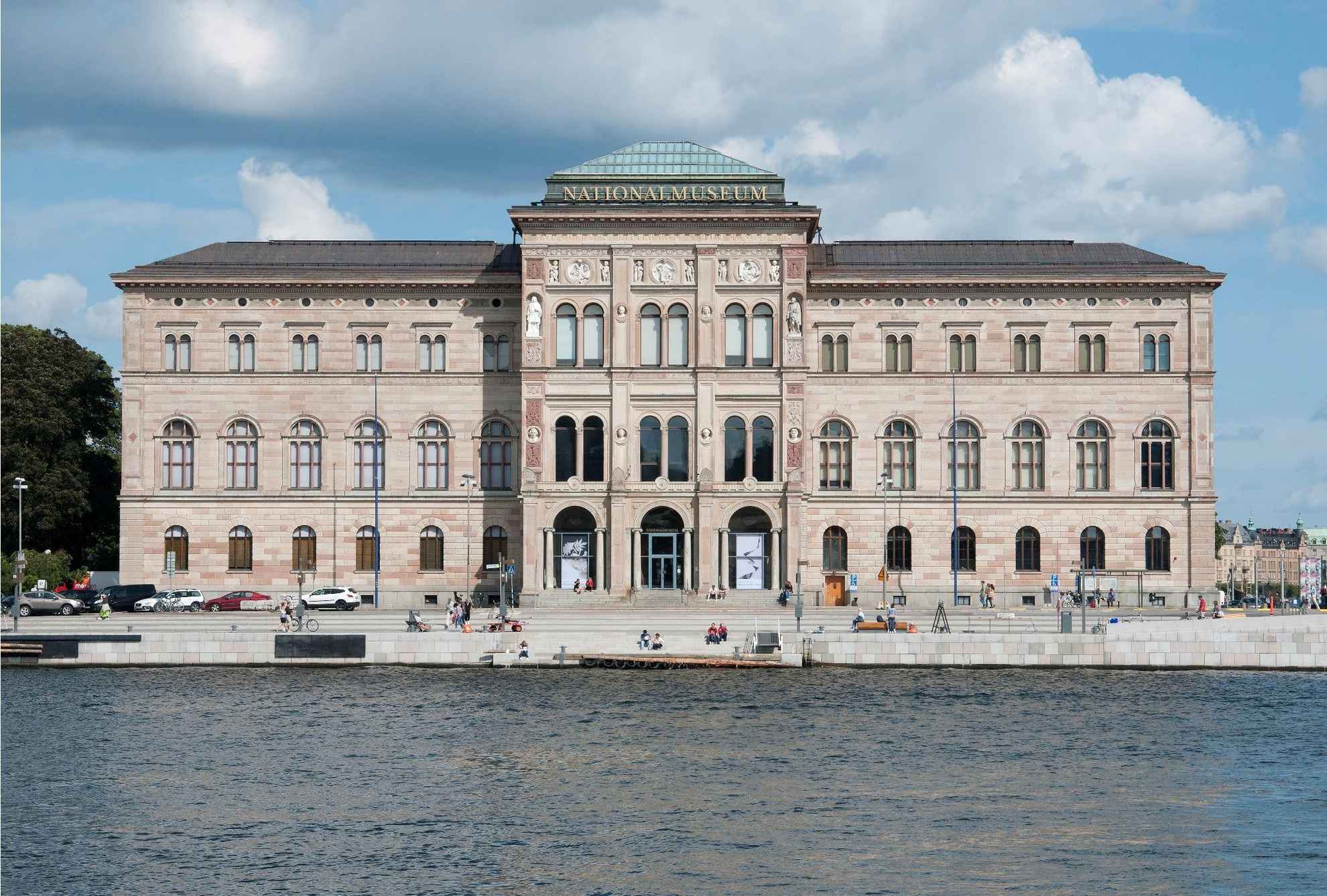 Le bâtiment historique abritant le Nationalmuseum de Stockholm, vu de l'eau.