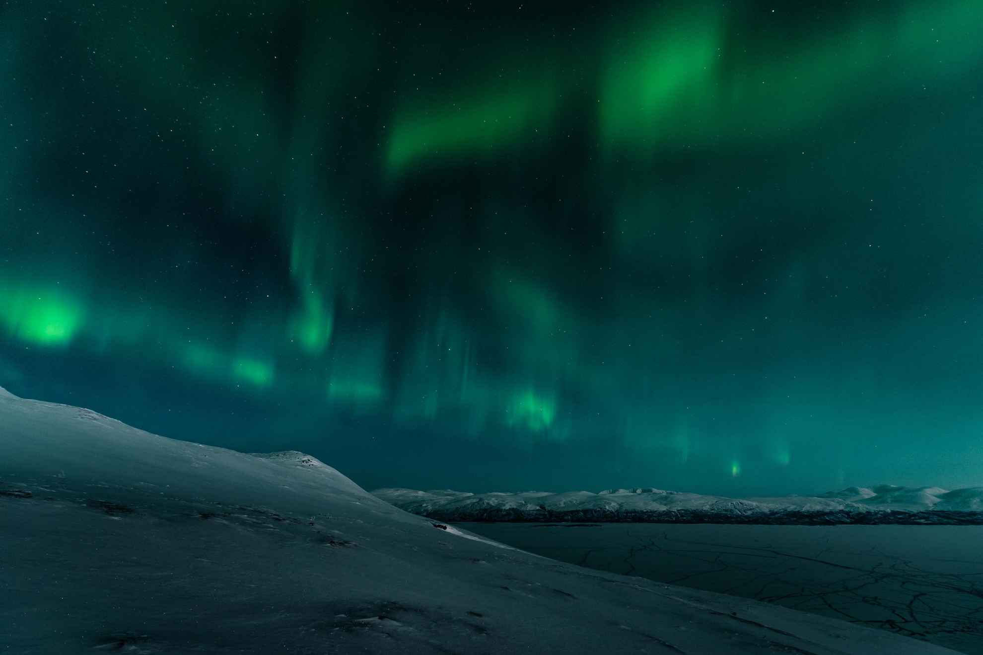 Aurores boréales au-dessus des montagnes en Laponie suédoise
