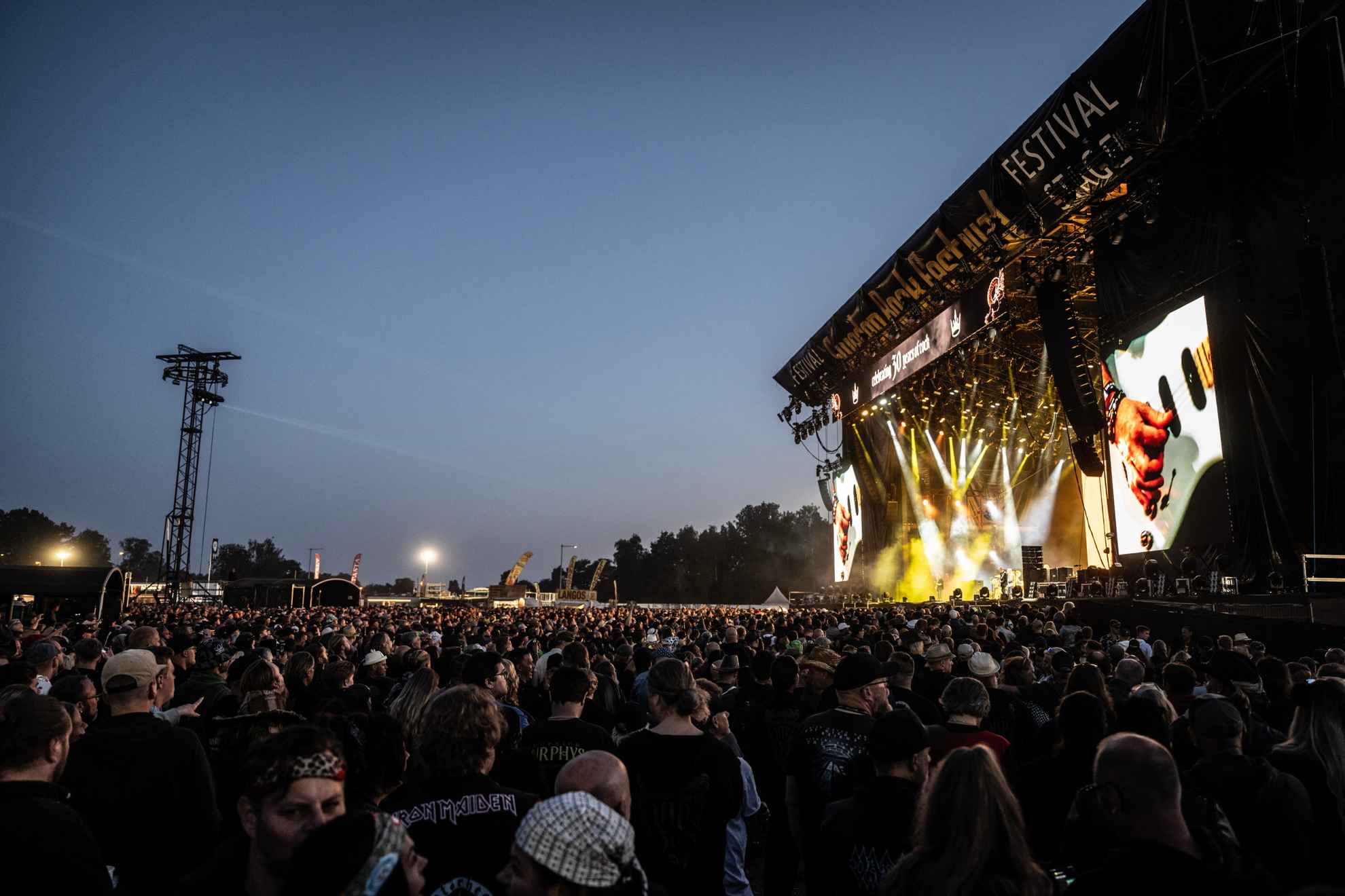 Un public venu nombreux à un concert de rock du festival Sweden Rock à l'extérieur de Sölvesborg.