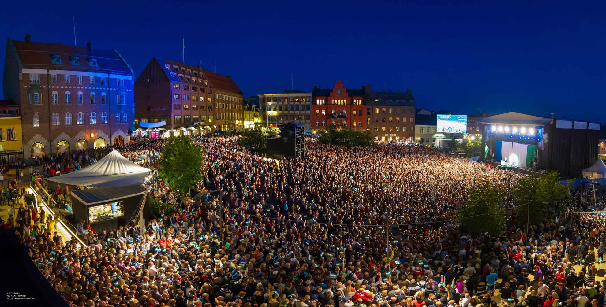 Une foule nombreuse lors d'un festival de musique sur une place d'Östersund.