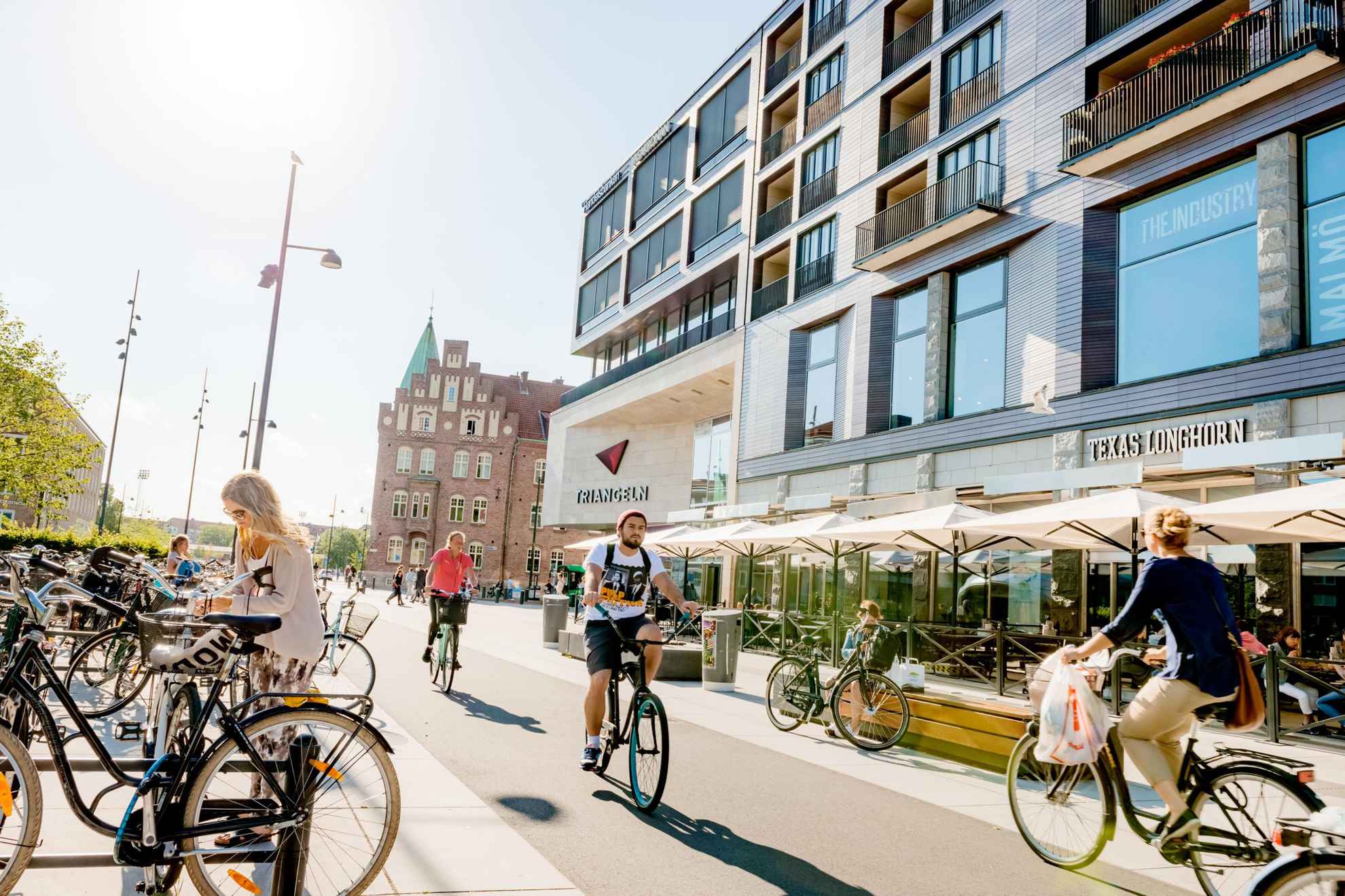 Cyclistes dans le centre ville de Malmö passant juste devant Triangeln