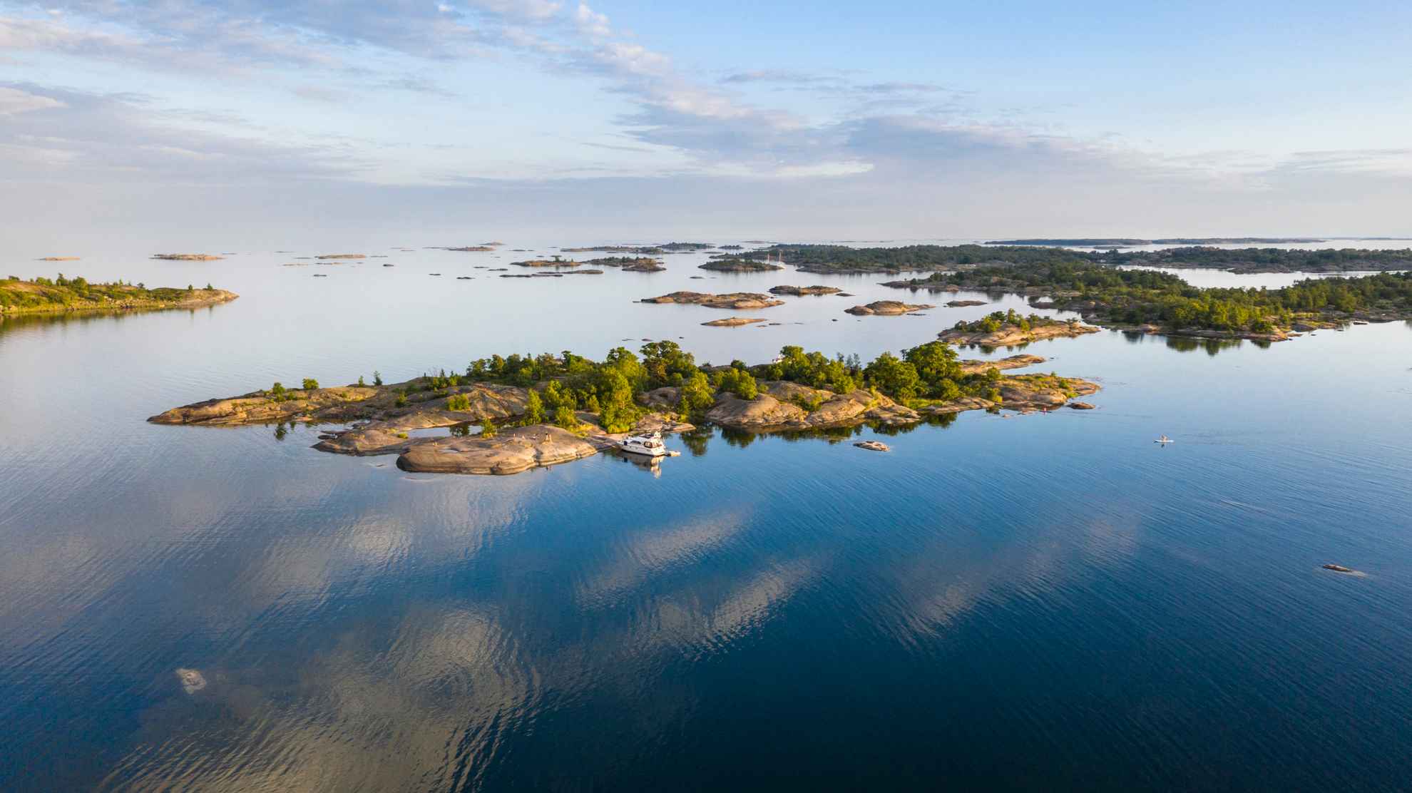 Vue aérienne d'un bateau à côté d'une île dans l'archipel de Stockholm.
