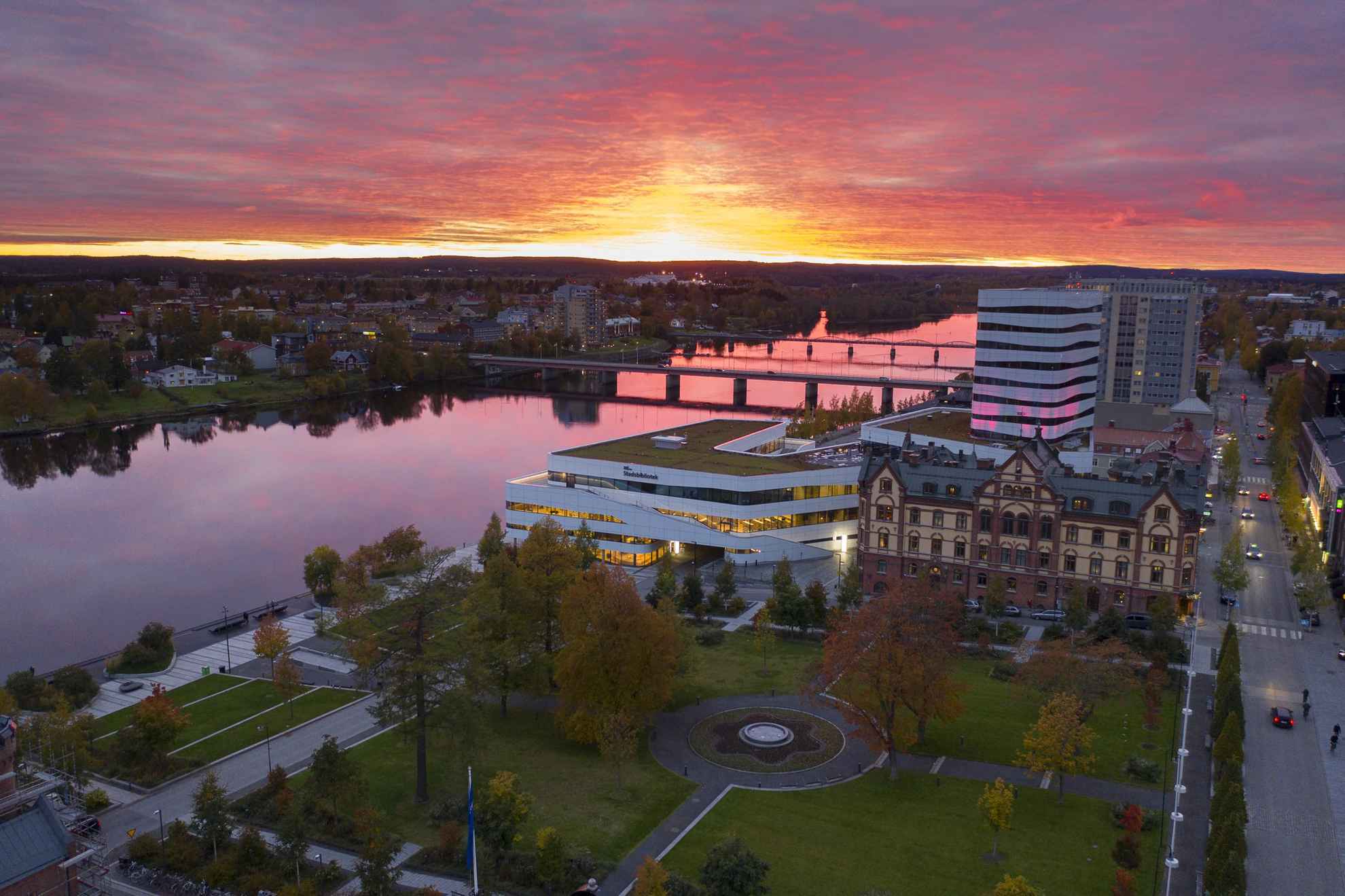 Coucher de soleil sur la rivière et la ville d'Umeå.
