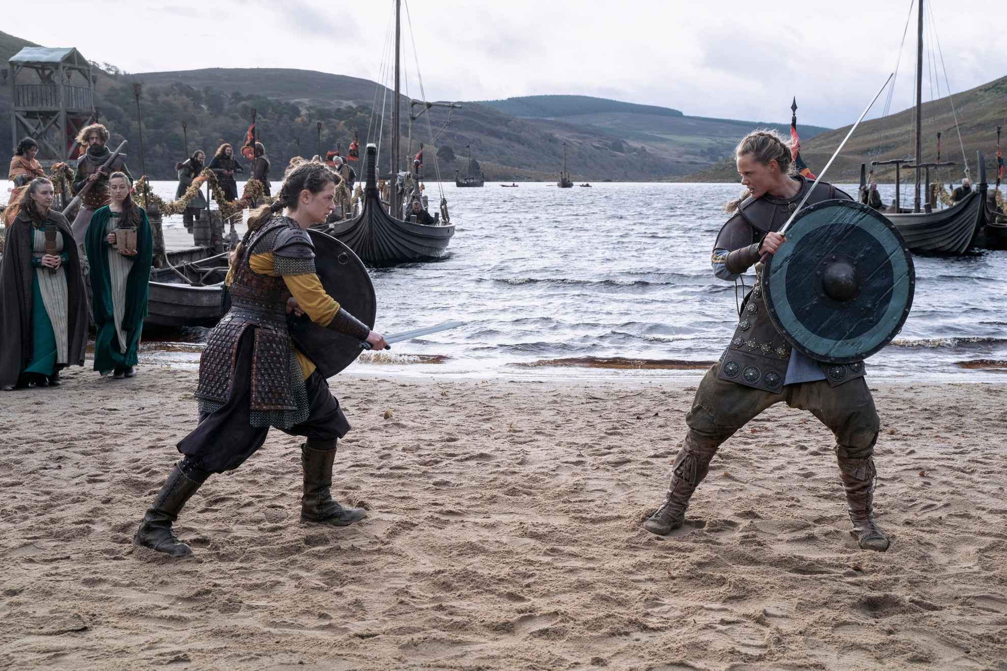 Deux femmes vikings se tiennent debout sur une plage et vont bientôt se battre. De la série Vikings : Valhalla.
