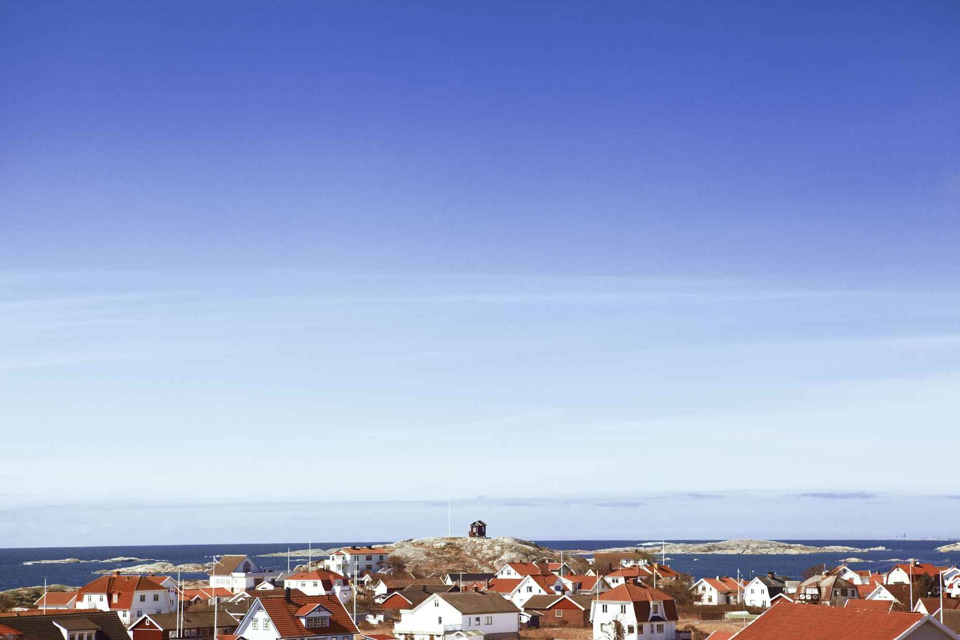 Vue en hauteur de l'île de Vrångö avec en bas de la photo les maisons de l'île et le ciel bleu au dessus.