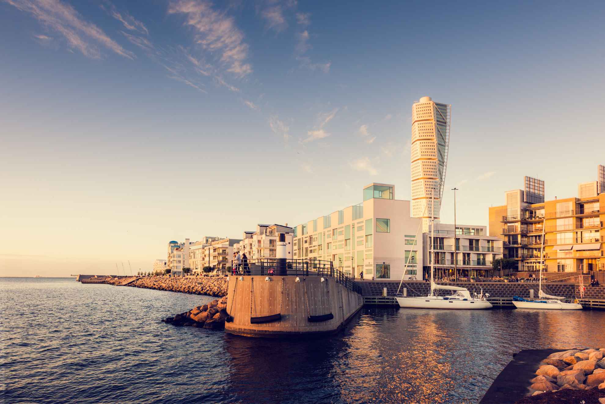 Le quartier Västra Hamnen et le bâtiment néo-futuriste Turning Torso, haut de 190 mètres, au coucher du soleil à Malmö.