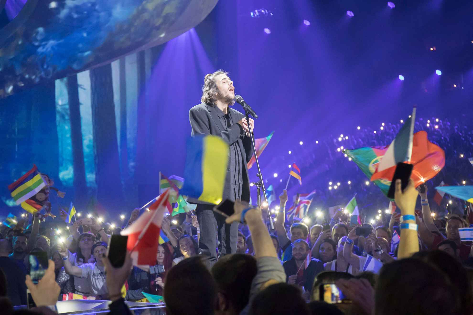 Salvador Sobral, gagnant du Concours Eurovision de la chanson 2017, est en train de se produire sur scène.