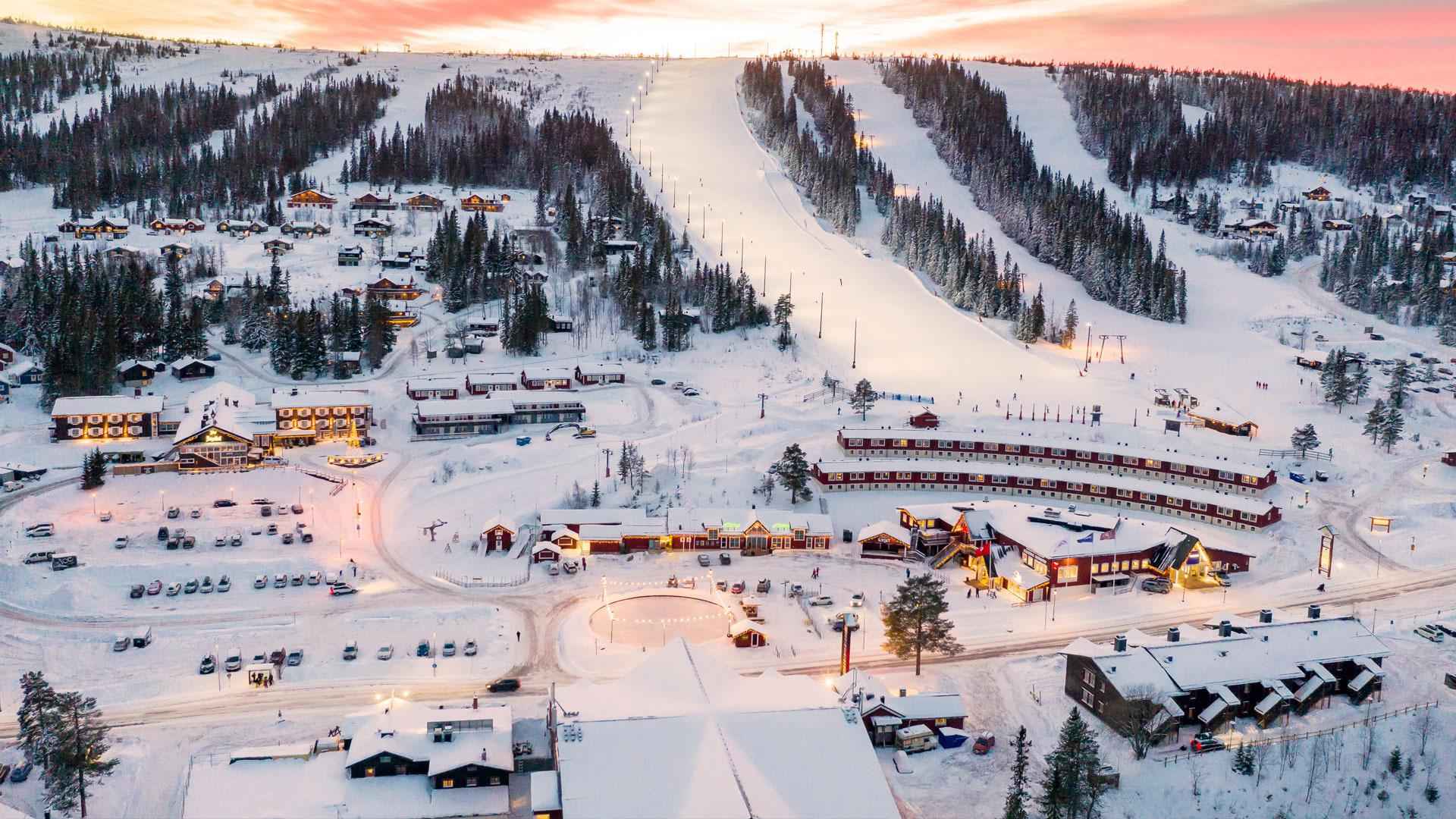 Vue aérienne d'une station de ski en hiver.