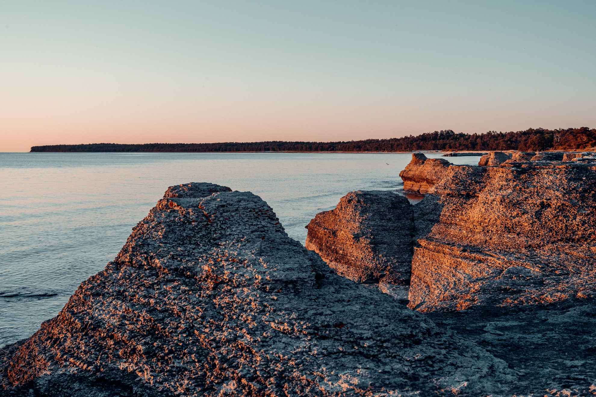 Coucher de soleil sur les formations de raukar près de la mer sur l'île d'Öland