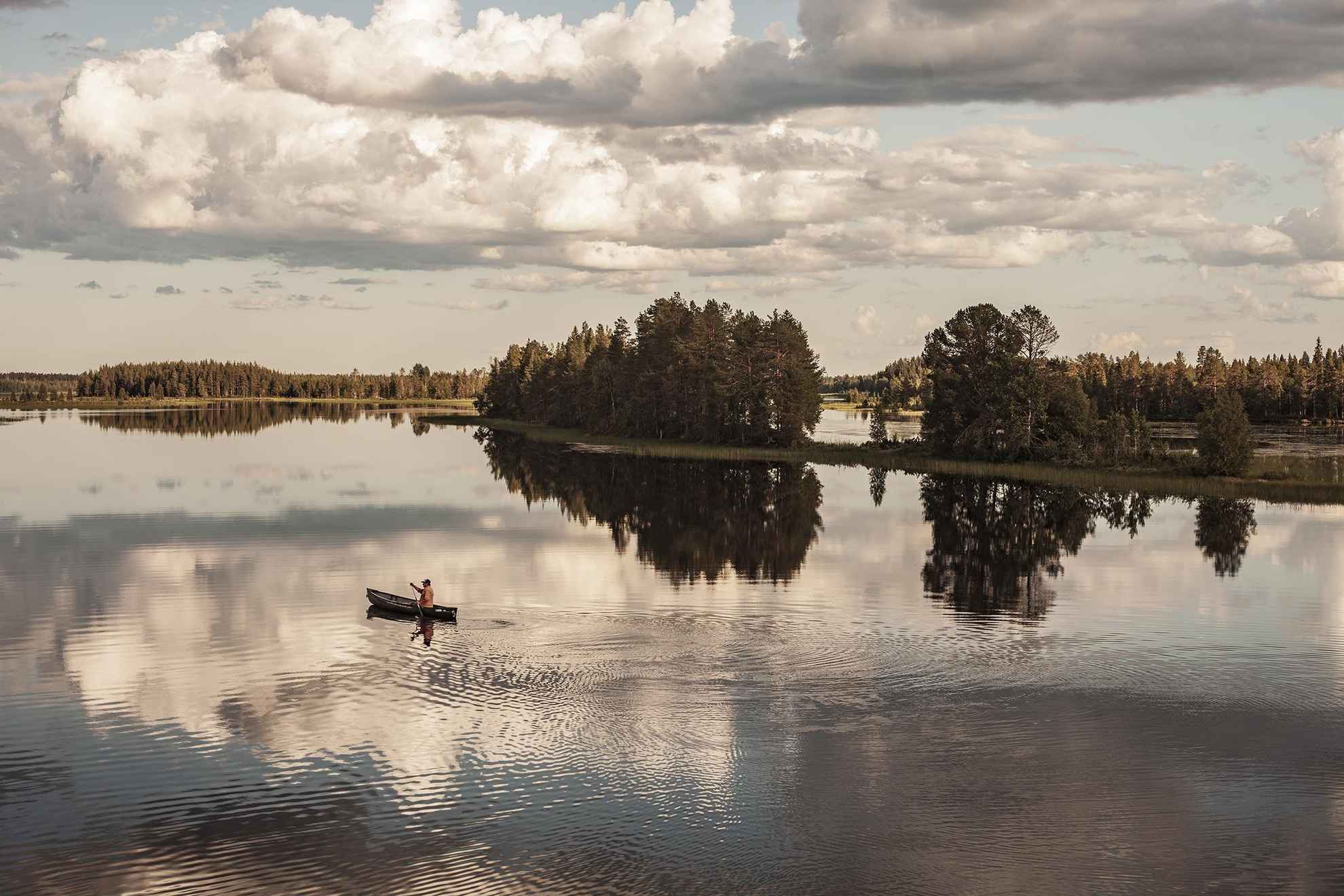 Canoë sur la rivière Juktån en Laponie suédoise