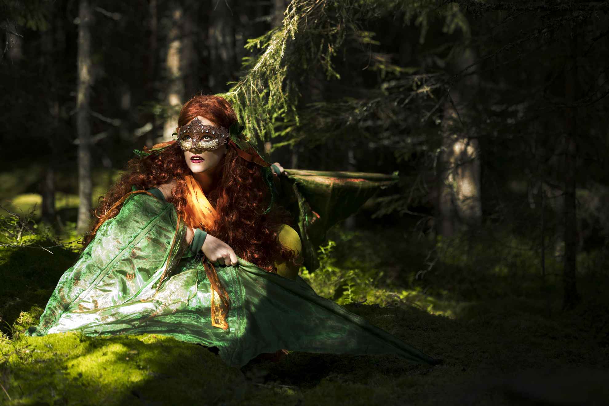 Une fée mythique vêtue de vert avec un masque sur les yeux dans une forêt luxuriante
