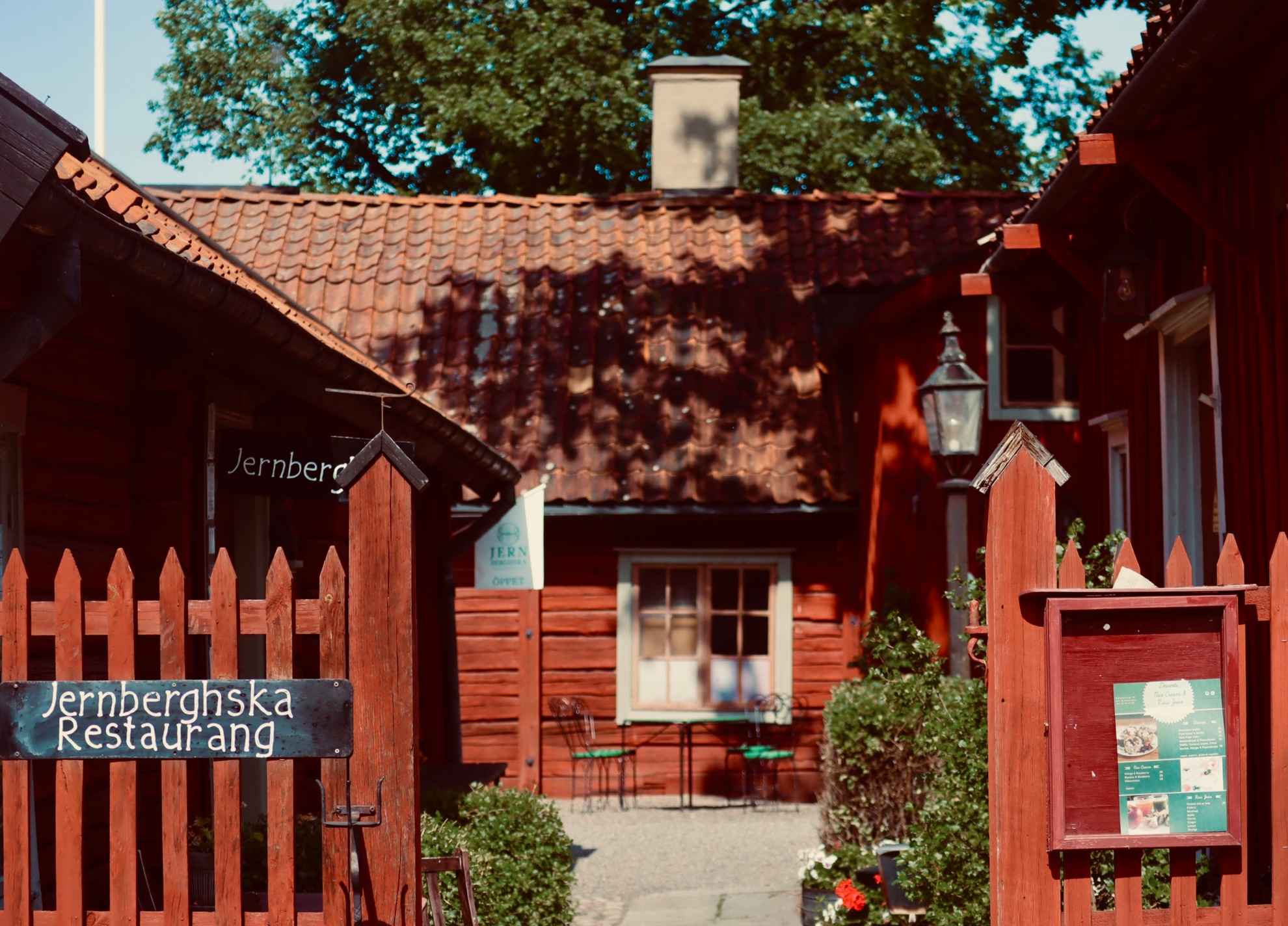 Des barrières de piquets rouges devant des maisons en bois rouge au musée en plein air, les Forges de Rademacher, à Eskilstuna.