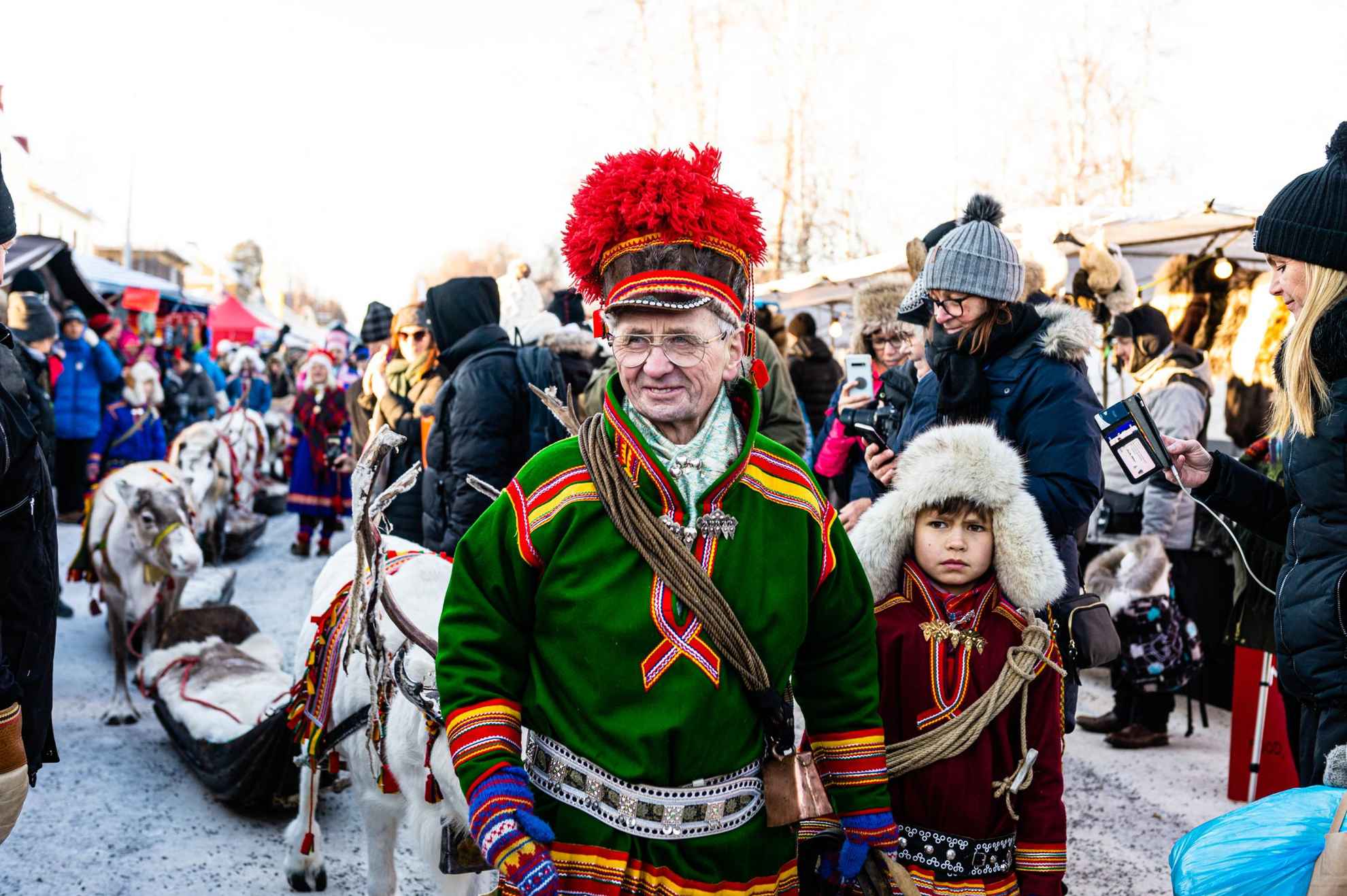 Per Kuhmunen portant des vêtements traditionnels sami au marché d'hiver de Jokkmokk.