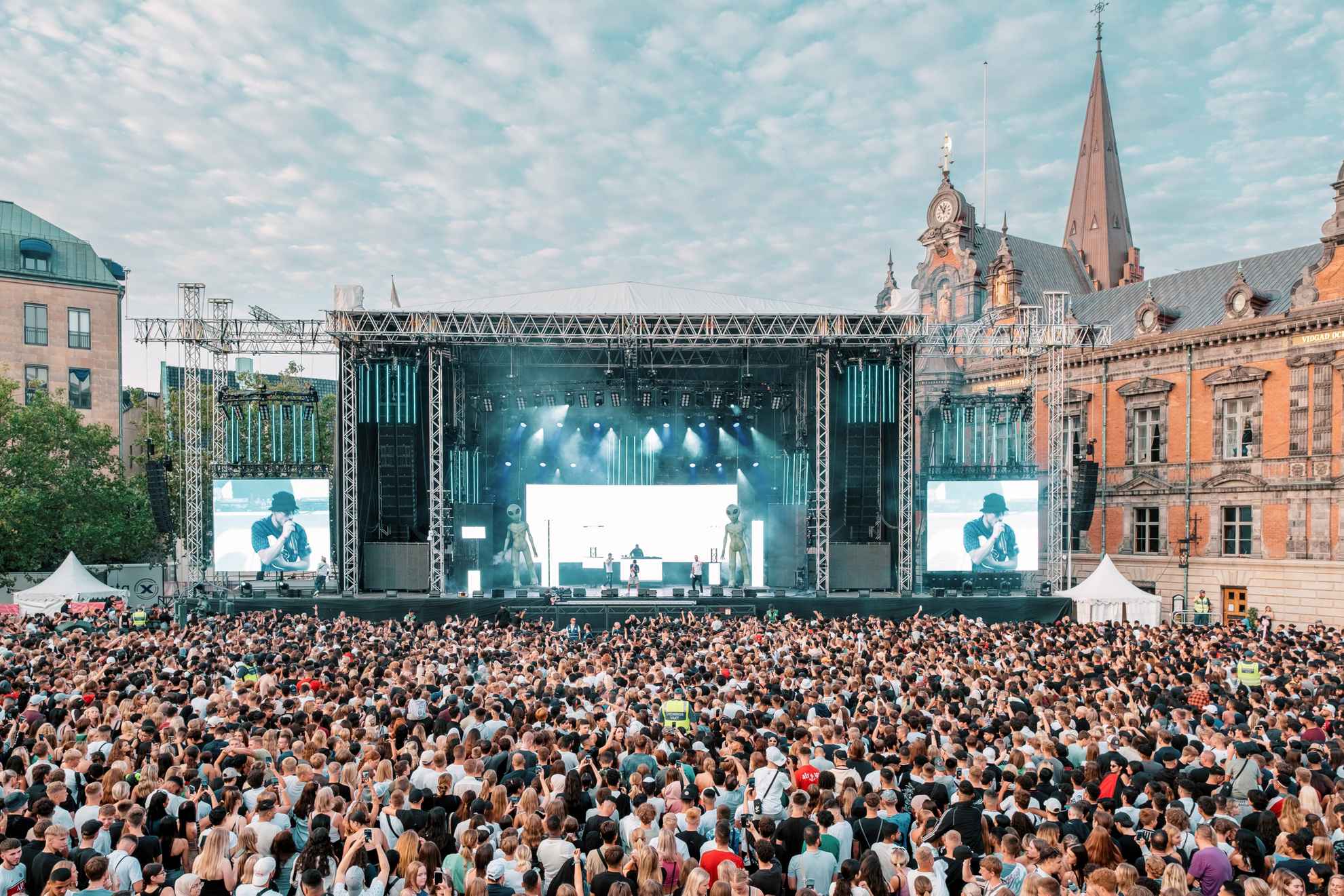 Une foule importante devant une scène du Malmöfestivalen.