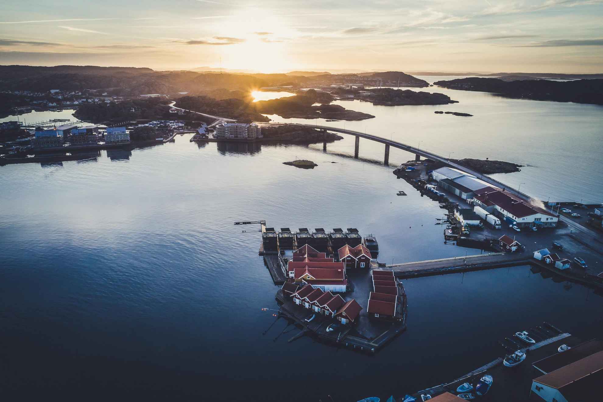 Vue aérienne de l'hôtel-restaurant flottant Salt & Sill ainsi que de ses environs dans l'archipel de la Côte Ouest de la Suède.
