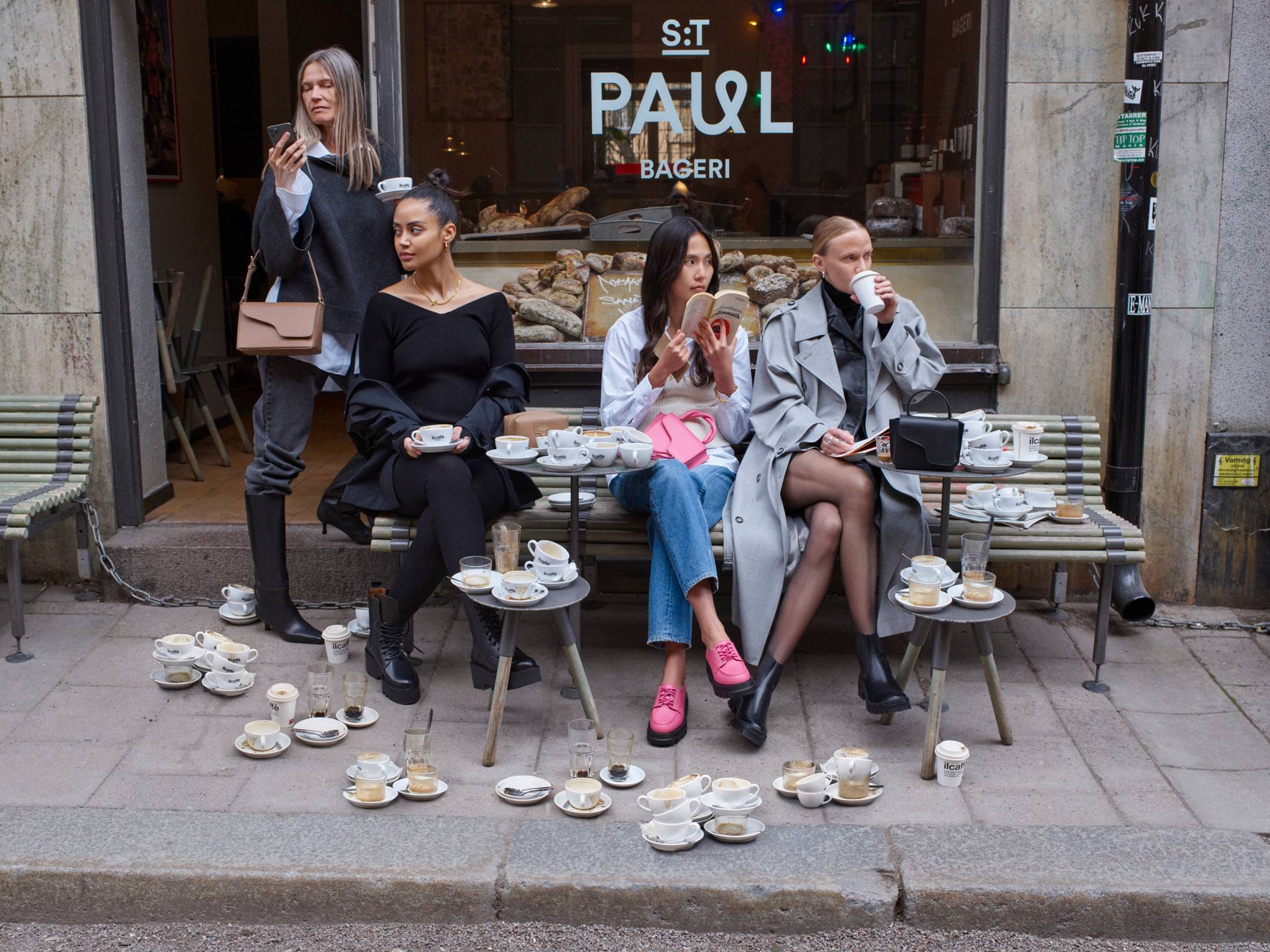 Des mannequins sont assis à l'extérieur d'un café à Stockholm.