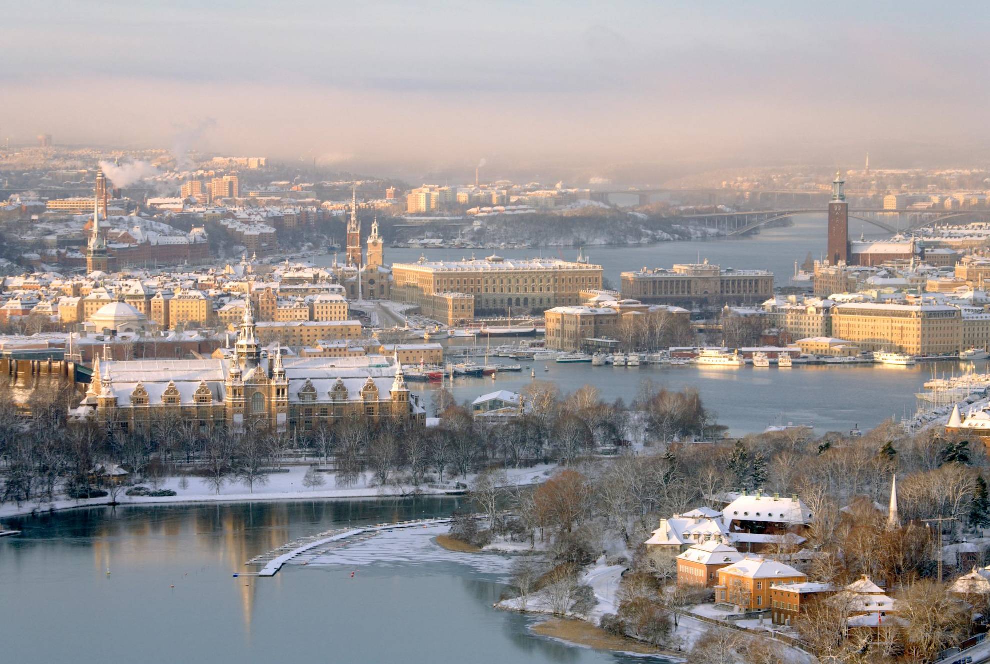 Een luchtfoto van een besneeuwd Stockholm.
