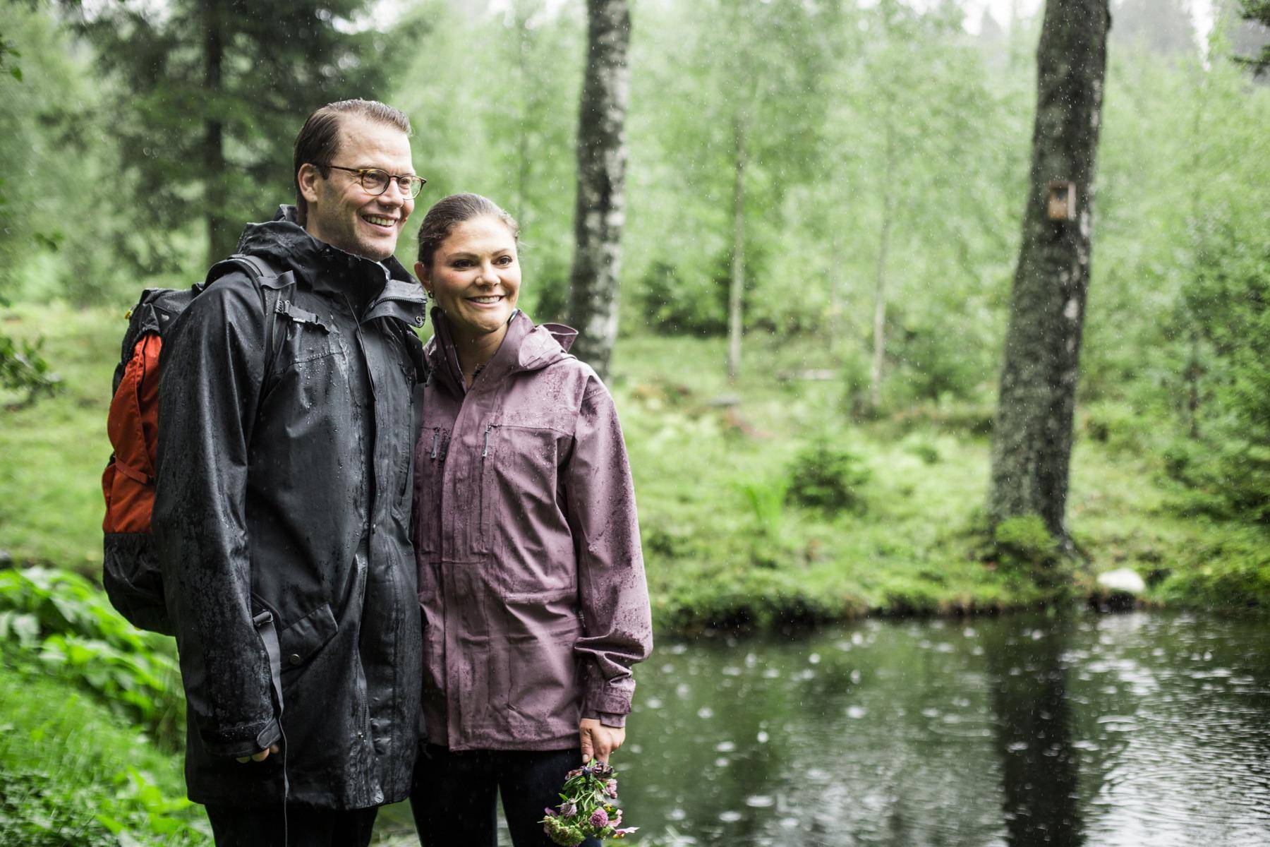 Le couple héritier de Suède à l'extérieur, en pleine nature.