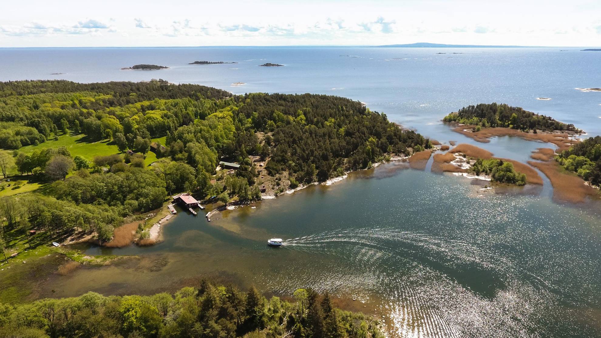 Vue aérienne estivale d'un archipel du lac Värnern.