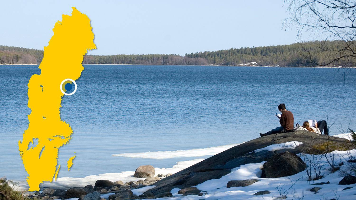 Deux personnes sont assises sur une falaise près de l'eau et lisent des livres au soleil en hiver. Il y a une carte jaune de la Suède avec un point bleu qui indique l'emplacement de Bodviken.