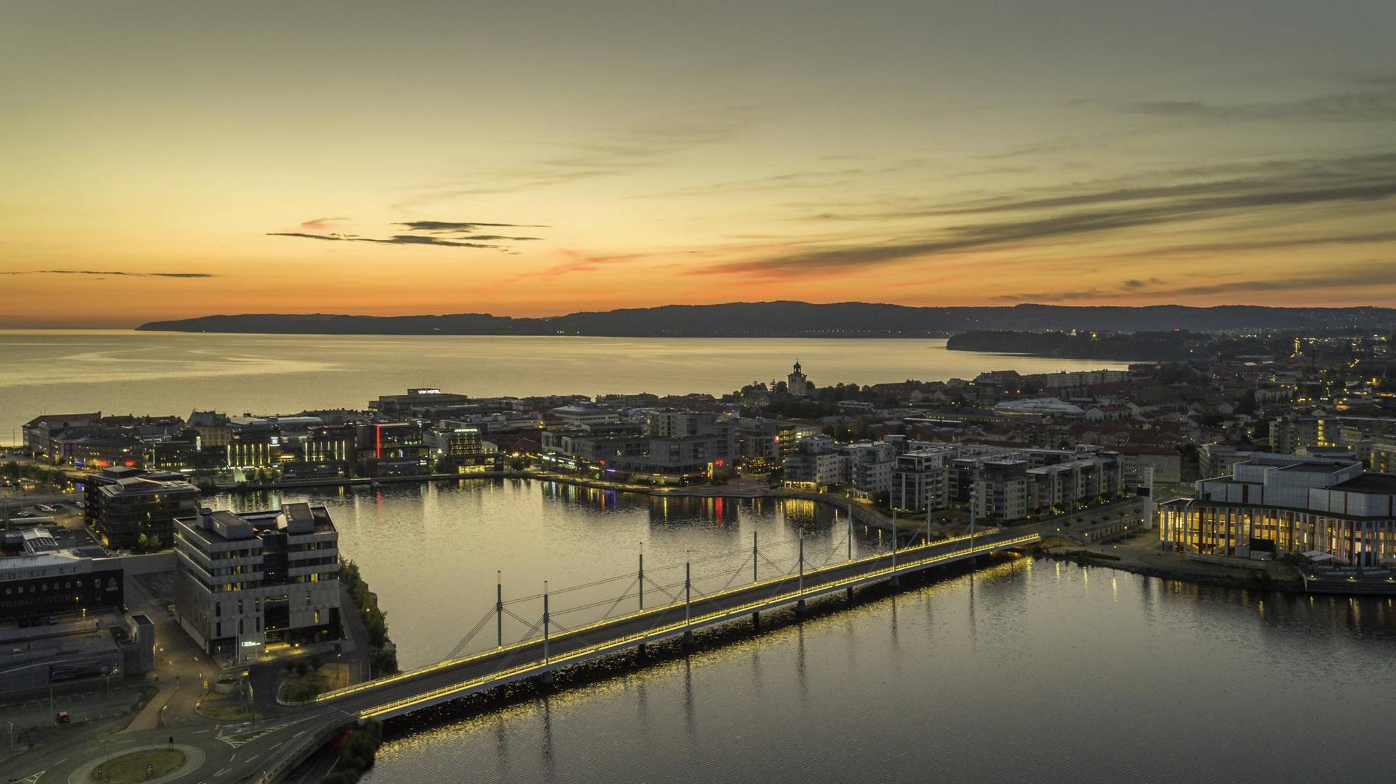 Vue aérienne de la ville de Jönköping et d'un lac au coucher du soleil.