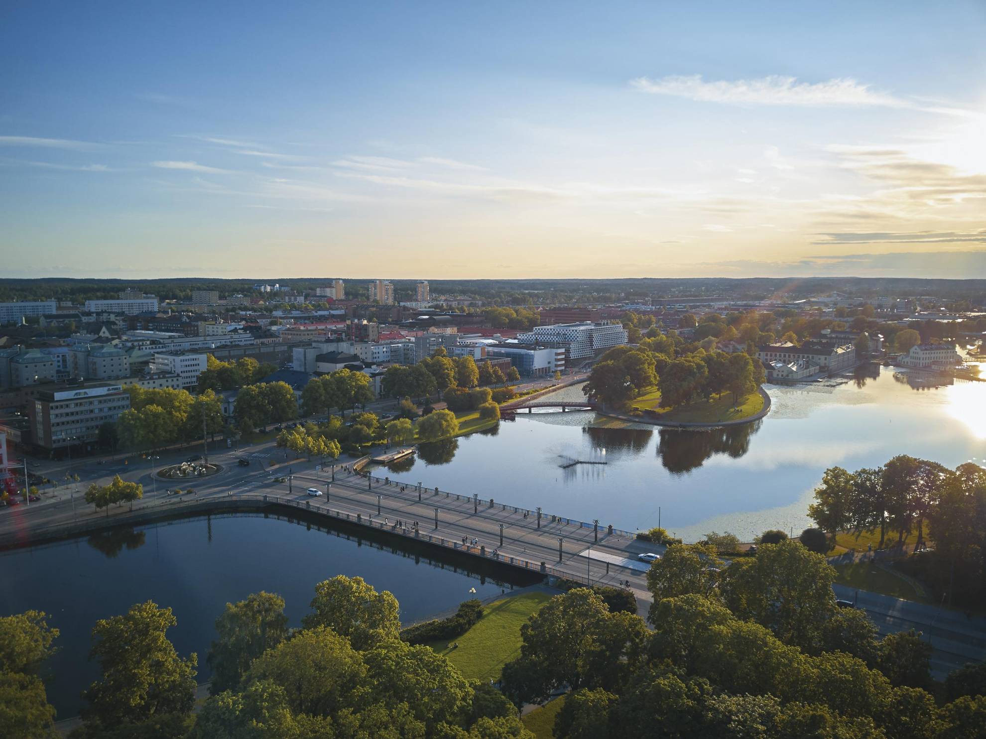 Vue aérienne d'Eskilstuna. Un pont se dresse au-dessus de la rivière Eskilstunaån et relie le centre-ville.