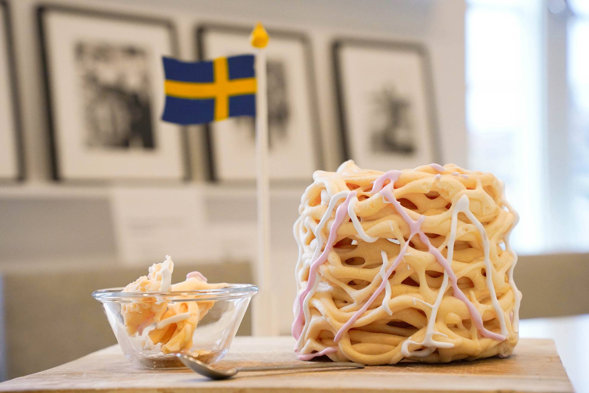 Un « spettekaka » avec un bol et un drapeau suédois.