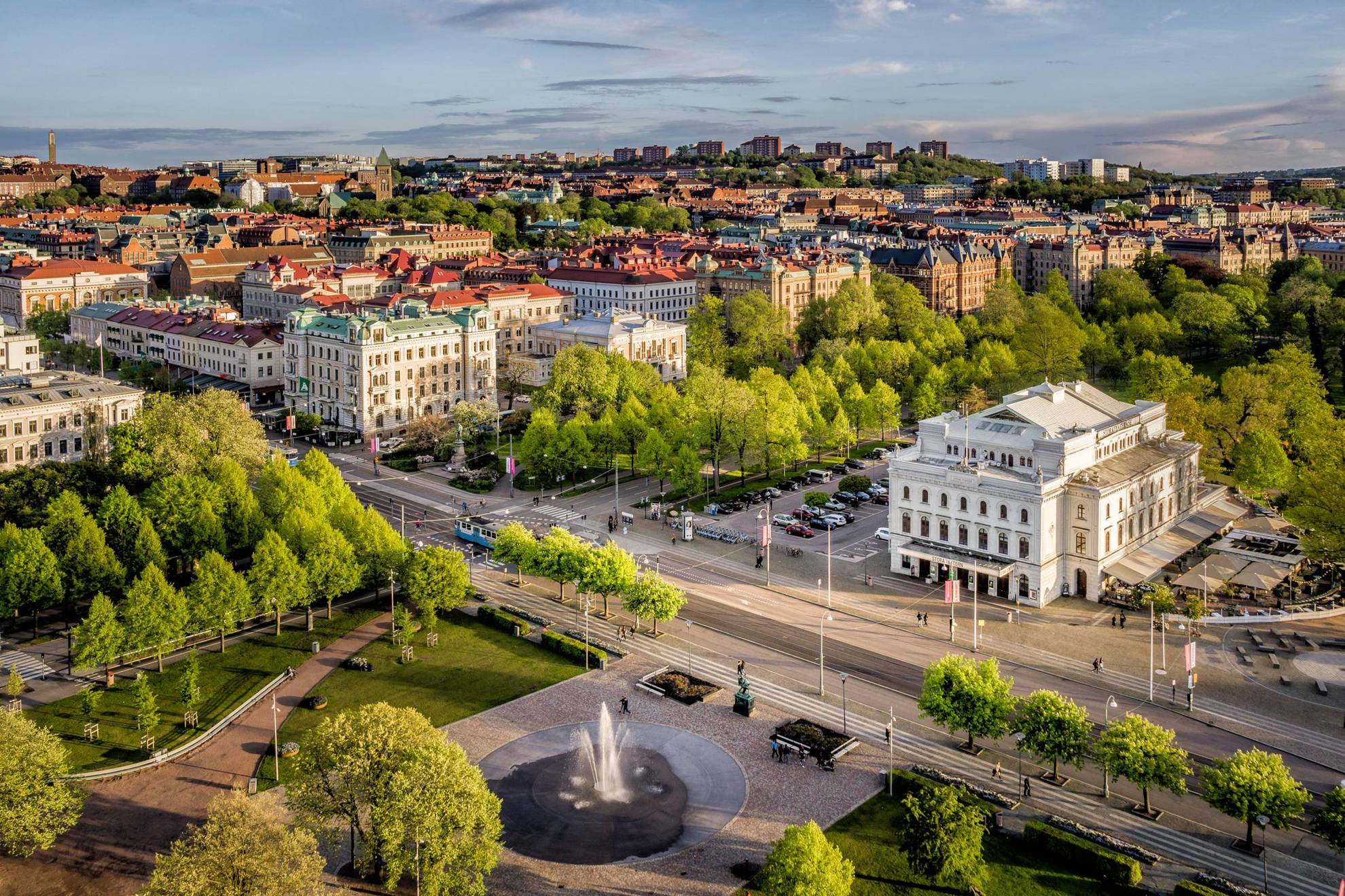 Vue aérienne de Göteborg avec ses rues, ses grands bâtiments et au premier-plan un parc avec une fontaine devant.