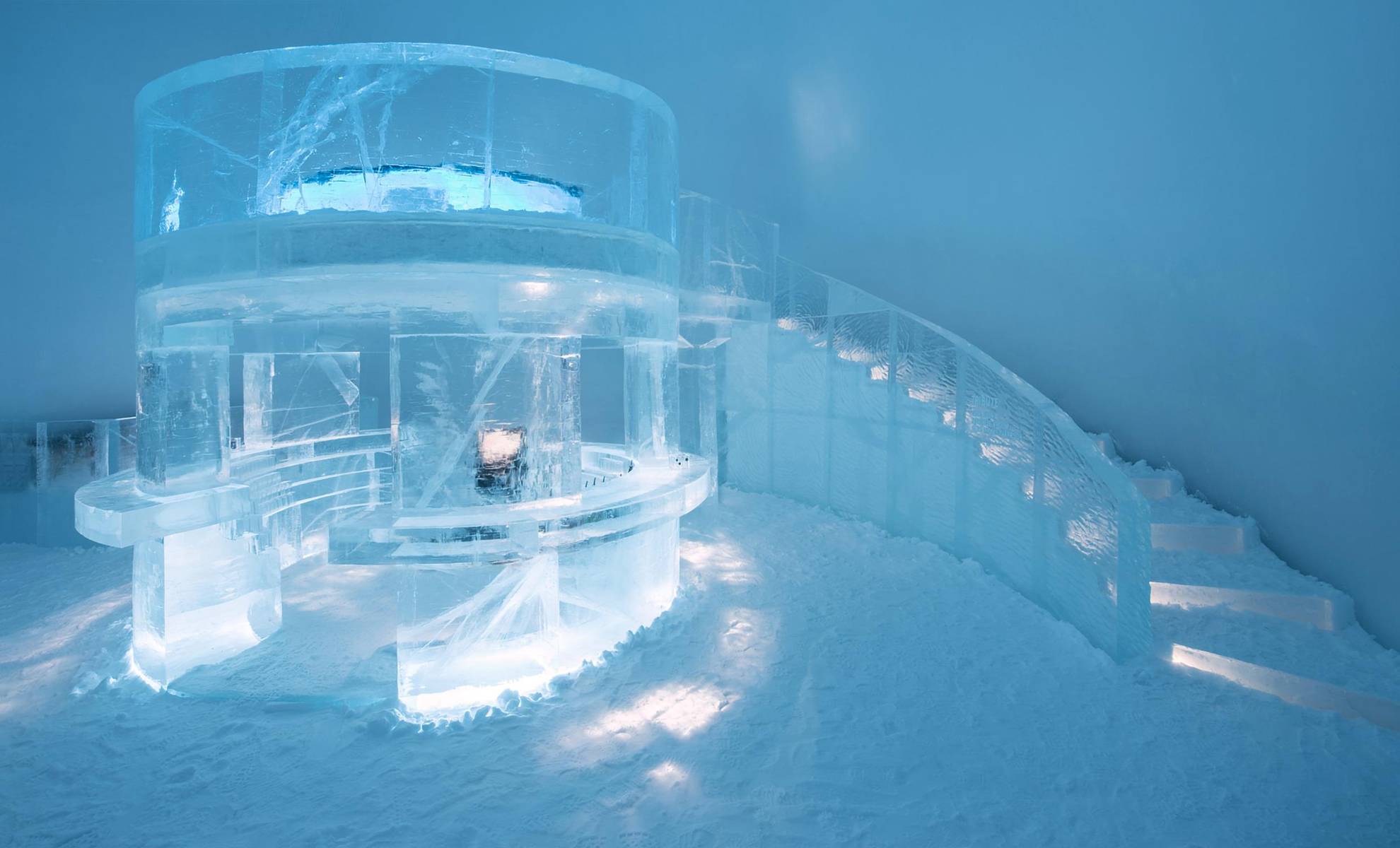Un bar en glace dans une pièce en glace, avec des escaliers à l'arrière.