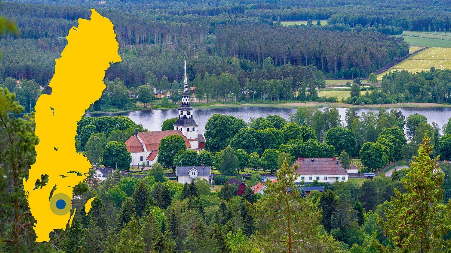 Une église blanche et quelques maisons sont entourées de verdure, de champs et d'un lac. Il y a une carte jaune de la Suède avec un point bleu qui indique l'emplacement d'Ingatorp.