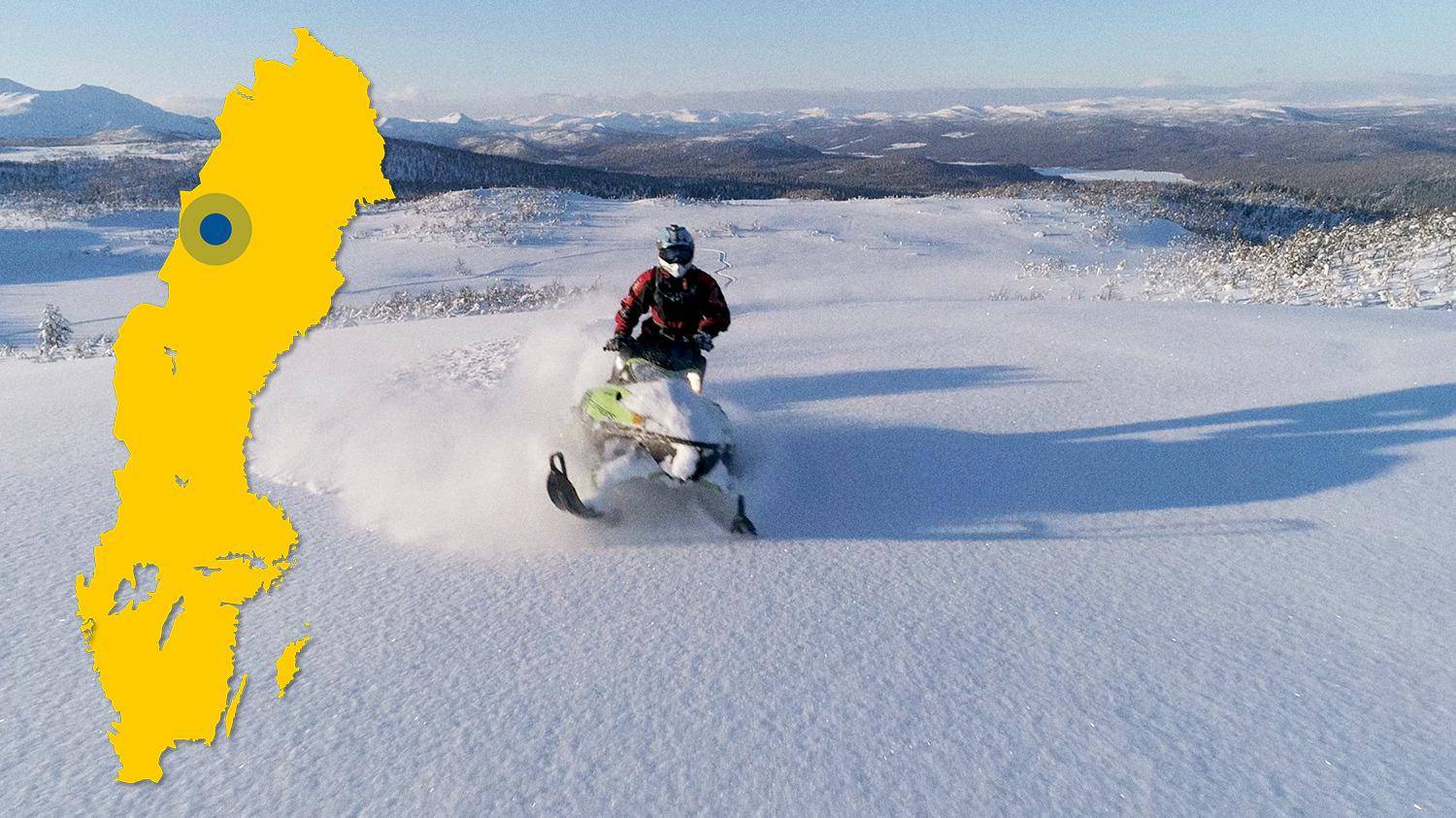 Une personne conduit une motoneige sur une montagne enneigée. Plusieurs montagnes se situent en arrière-plan. Sur la photo, il y a une carte jaune de la Suède avec un point bleu qui indique la localisation de Järvfjället.